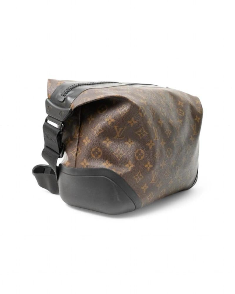 Donna Louis Vuitton Messenger Impermeabile Monogram Nero in vendita