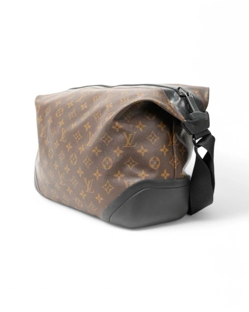 Louis Vuitton Messenger Impermeabile Monogram Nero in vendita 1