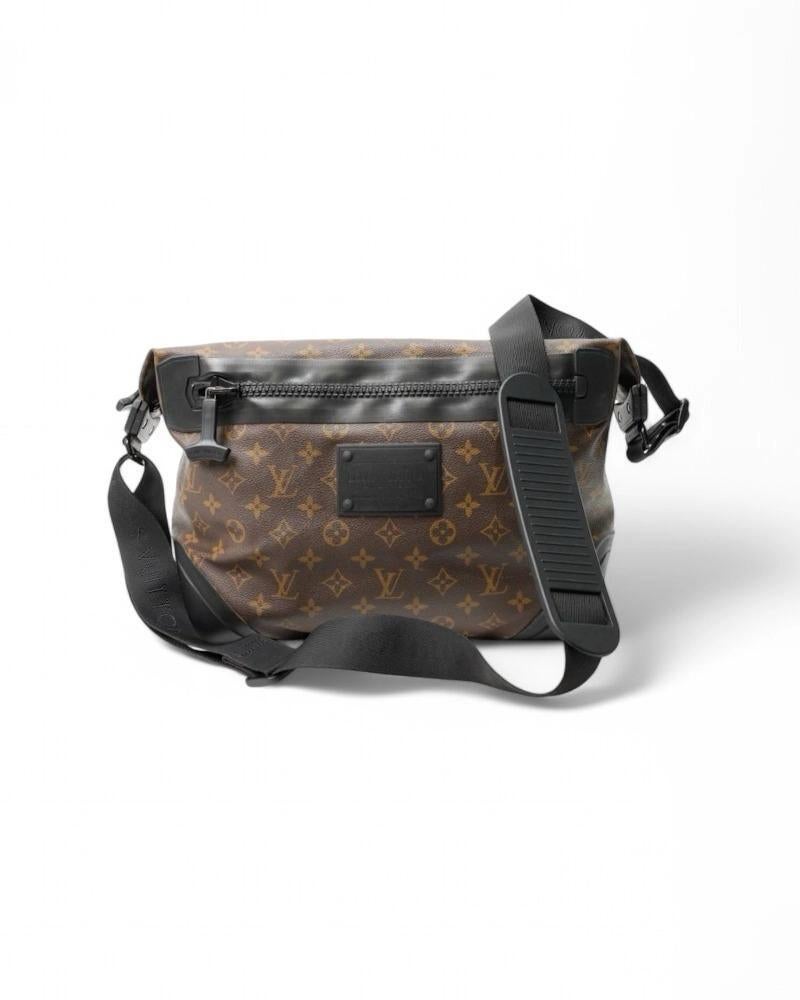 Louis Vuitton Messenger Impermeabile Monogram Nero in vendita
