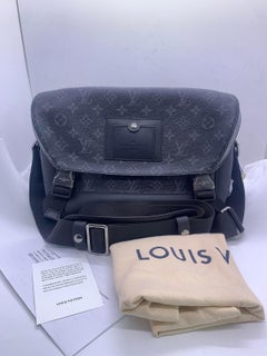 Louis Vuitton Messenger Voyage MM Monogram Eclipse Bag Laptop M40510
