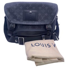 Louis Vuitton Messenger Voyage MM Monogram Eclipse Bag Laptop M40510