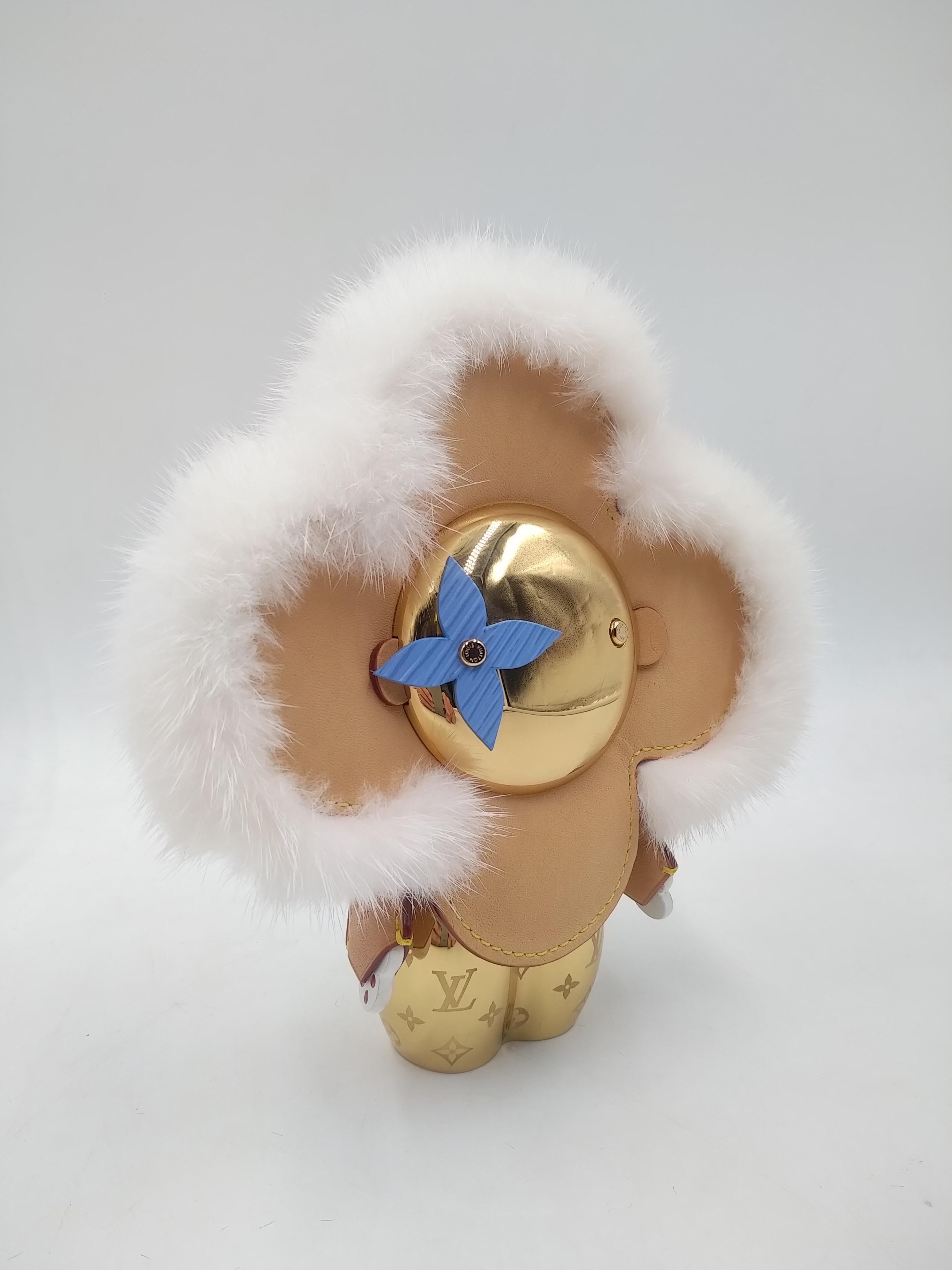 Louis Vuitton Metal Mink Fur Glossy Mini Vivienne Gold, 2018
- 100% authentic Louis Vuitton
- the mascot body is in gold-colored metal with the engraved monogram, mink fur, leather and Monogram Flower eyes detail
- comes with plexiglass box for
