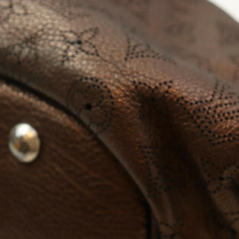 Louis Vuitton - Sac hobo en cuir marron métallisé Mahina XS 863002 en vente 5