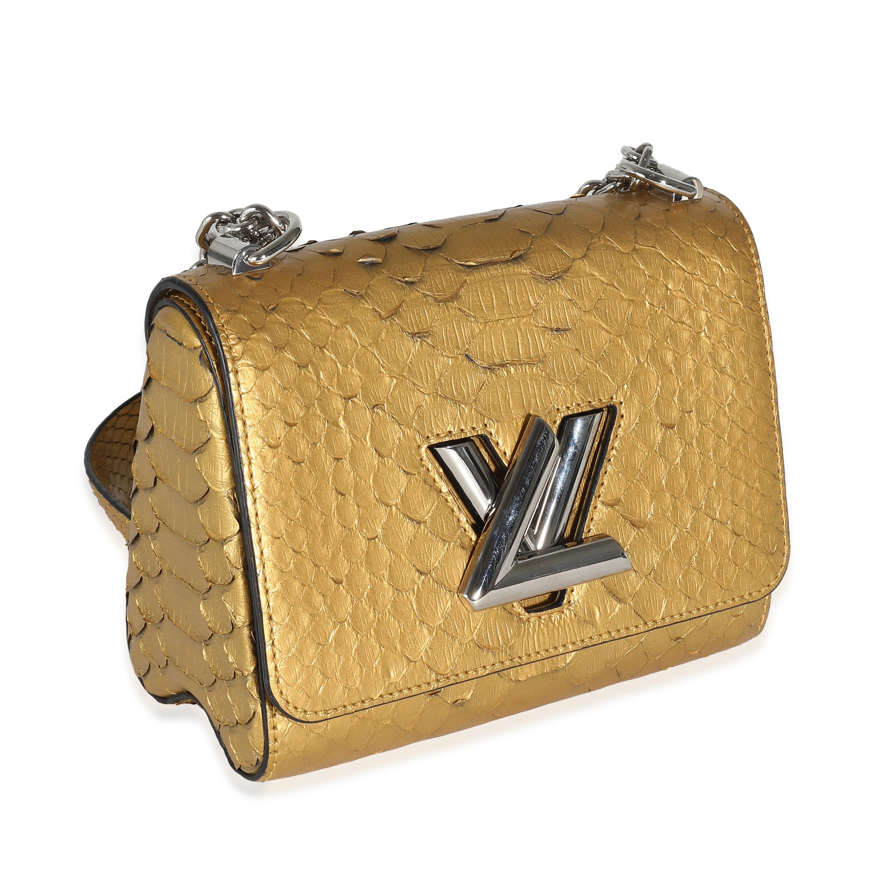 Titre de la liste : Louis Vuitton Metallic Gold Python Twist PM
SKU : 138512
Condit : Usagé 
Description de l'état : La collection Twist de Louis Vuitton a été dévoilée en 2015. L'accessoire présente un logo monogramme épais sur le devant pour une