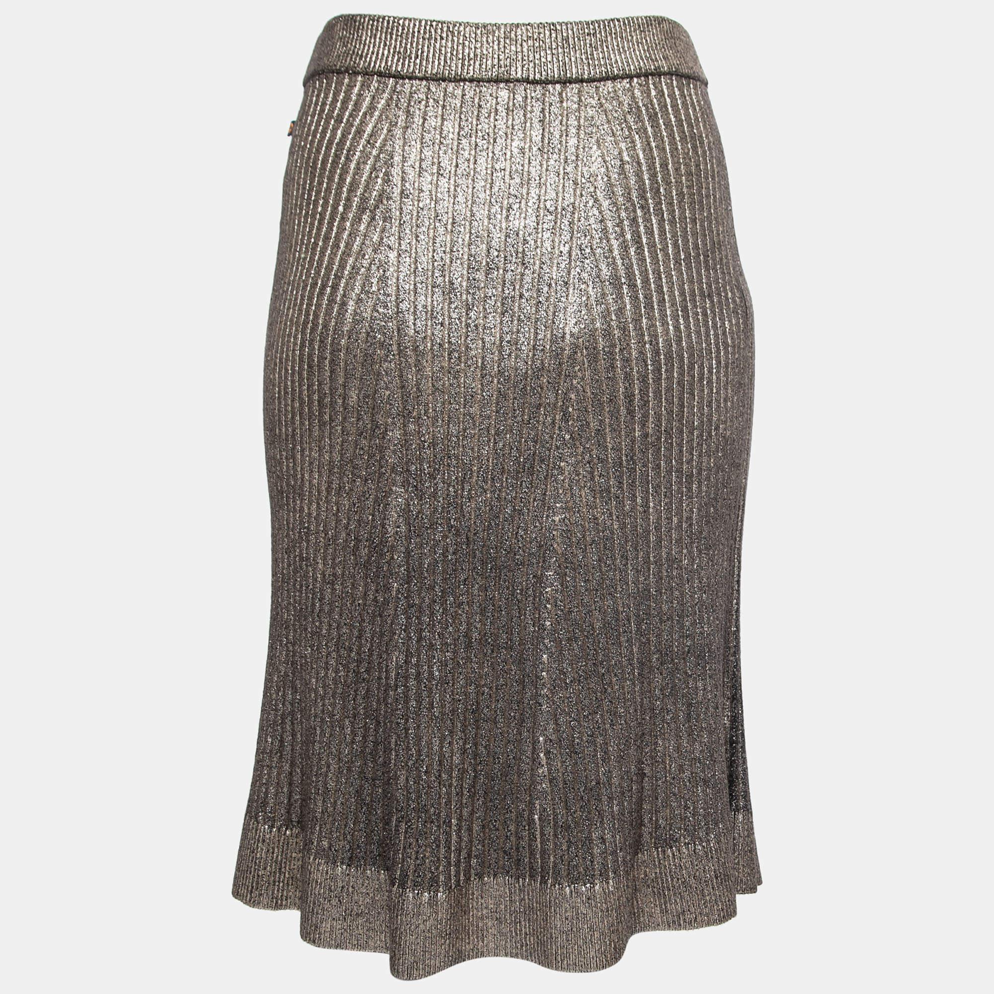 Esta encantadora falda está bellamente cosida con tela fina. Esta cómoda falda de diseño tiene una silueta favorecedora. Combínalo con un top sencillo y unos tacones de tiras para un look chic.