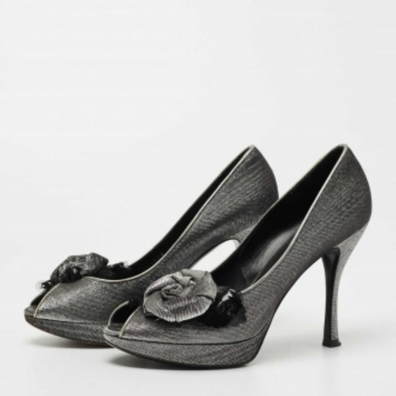Sfoggiate uno stile elegante con questo paio di décolleté. Queste décolleté di design sono realizzate con materiali di qualità. Sono montate su suole resistenti e tacchi alti.