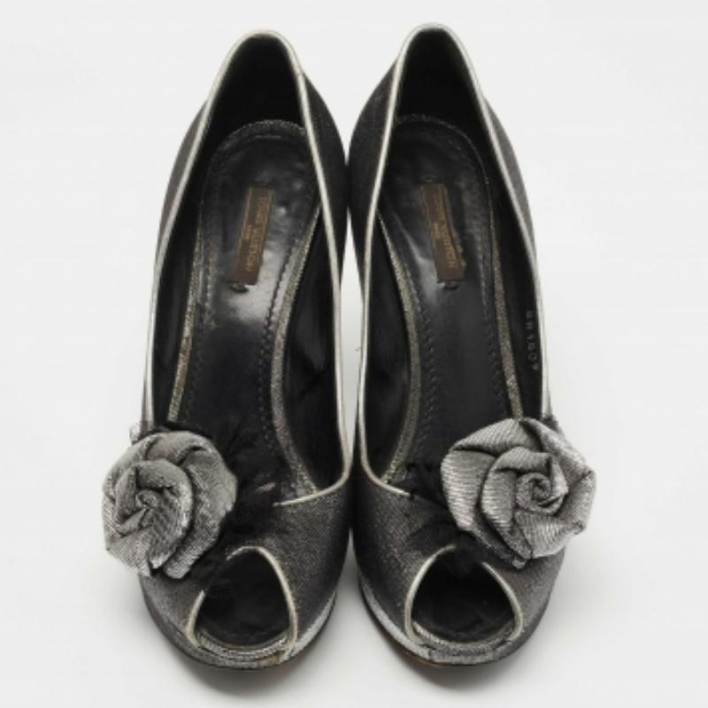 Louis Vuitton Pumps Peep Toe in tessuto lurex grigio/nero metallizzato misura 38 In condizioni buone in vendita a Dubai, Al Qouz 2