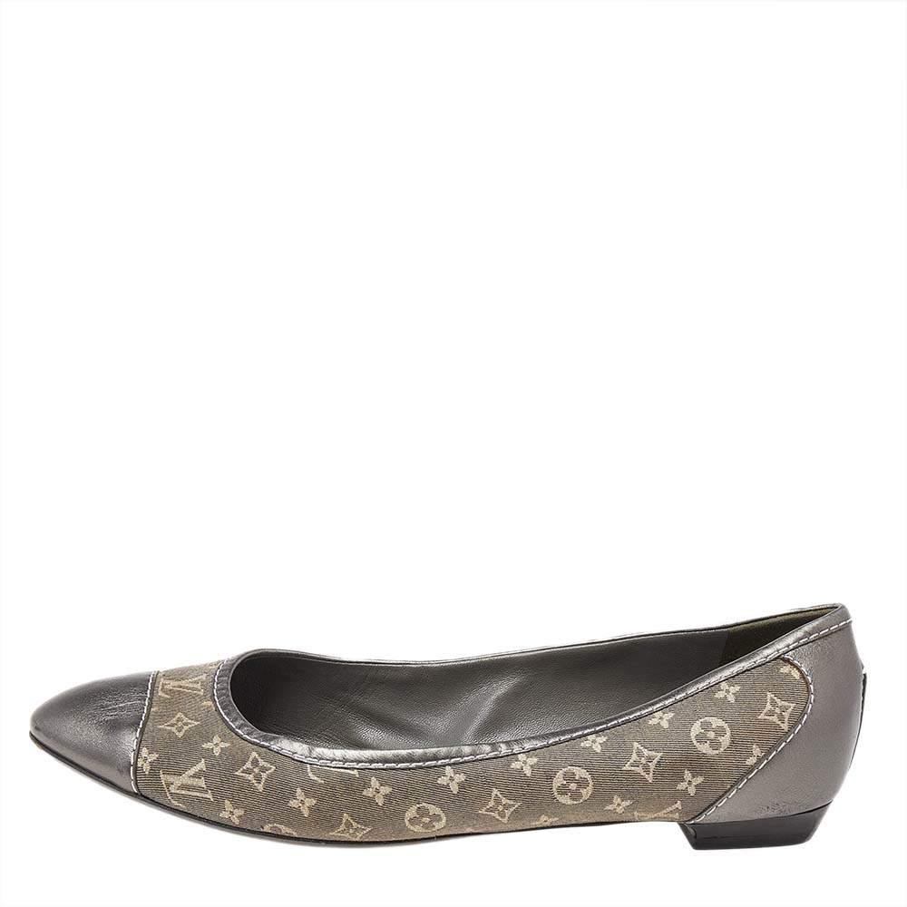 These Louis Vuitton ballet flats in monogram canvas and leather are a must-have in your footwear collection. They are designed in a cap-toe style with leather soles to ensure lasting wear.