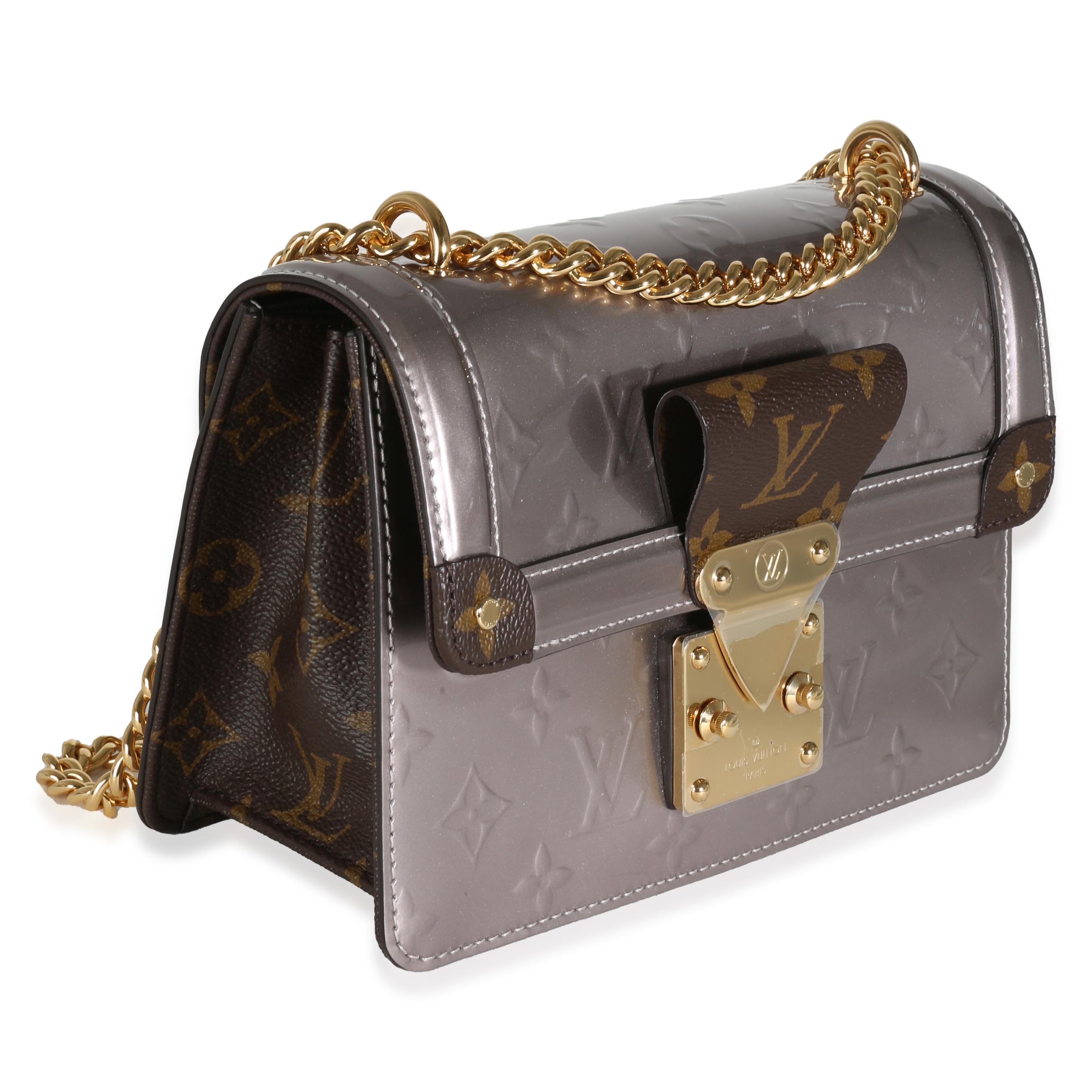 Listing Title : Louis Vuitton Gris Métallique Vernis Monogram Canvas Wynwood
SKU : 142529
Condit : Usagé 
État du sac à main : Etat impeccable
Commentaires sur l'état : L'article ne présente aucun signe d'usure.  Fermeture en plastique avec