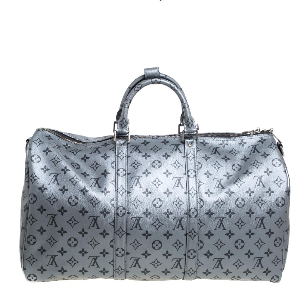 Modeinteressierte reisen natürlich gerne mit Stil:: und da kommt nur die beste Reisetasche in Frage. Deshalb ist es ratsam:: sich für diese Keepall zu entscheiden:: denn sie ist aus silberfarbenem Monogramm-Canvas in Metallic-Optik gefertigt:: um