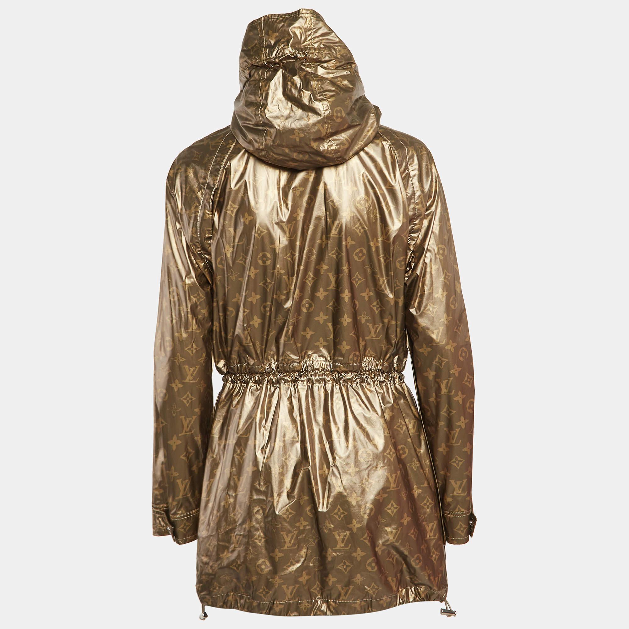 Resta elegante e protetto con questo parka di Louis Vuitton. Fabrice in leggero tessuto modale  presenta un elegante design a monogram metallico e un pratico cappuccio per le giornate di pioggia. Con la sua silhouette funzionale e il suo stile