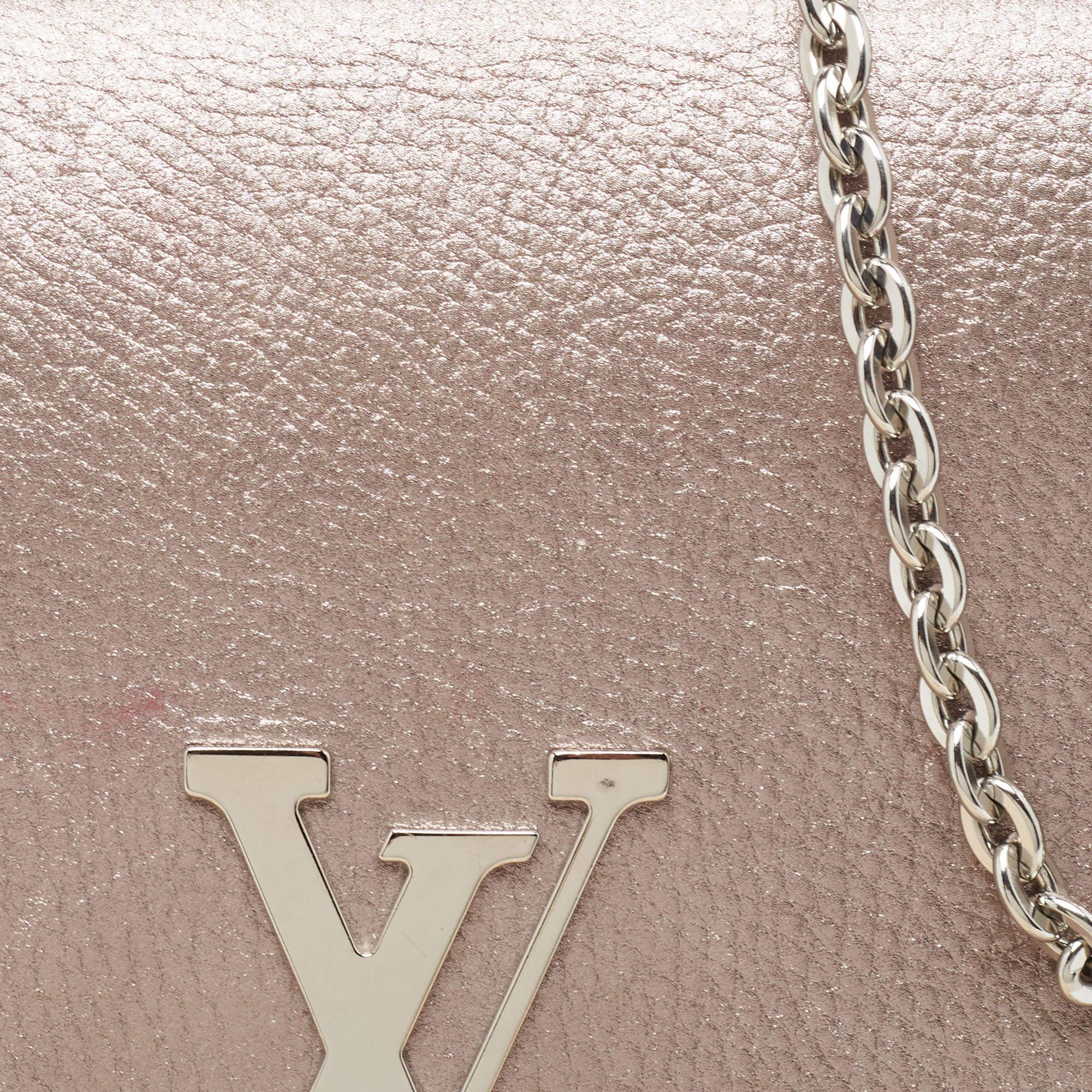 Louis Vuitton pochette Louise en cuir rose métallisé irisé avec chaîne 4