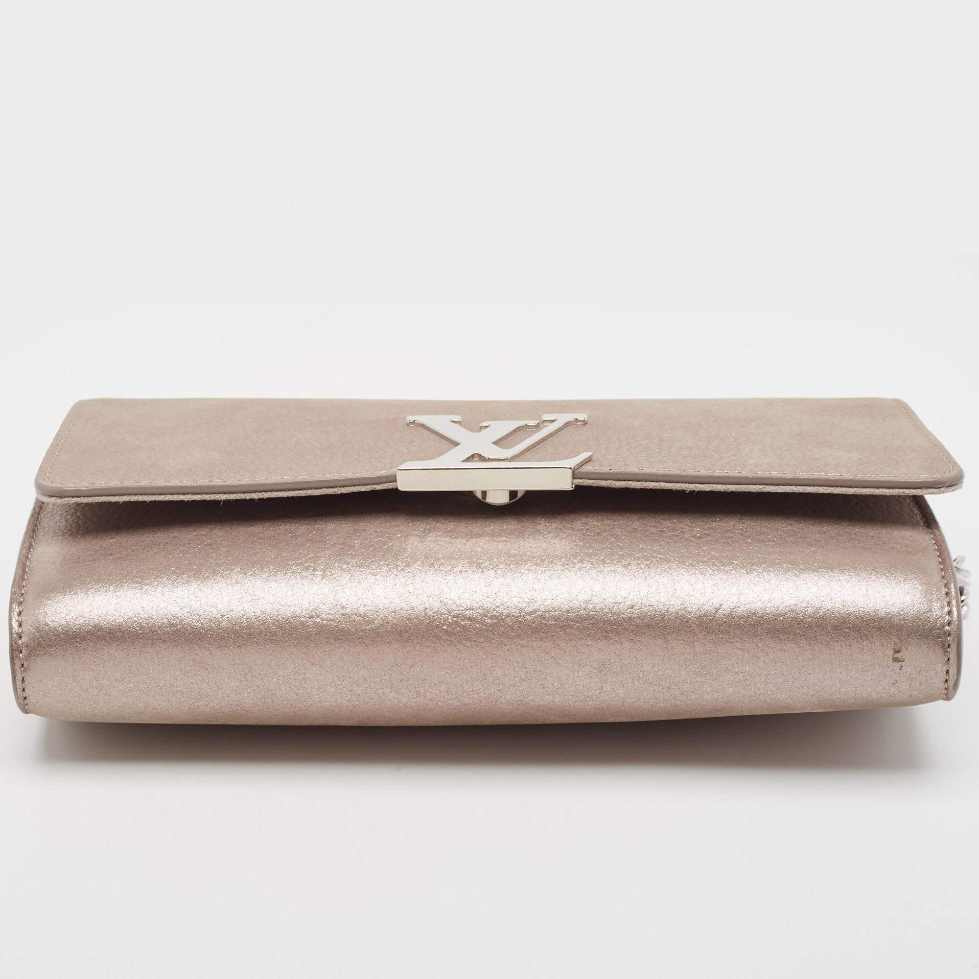 Beige Louis Vuitton pochette Louise en cuir rose métallisé irisé avec chaîne