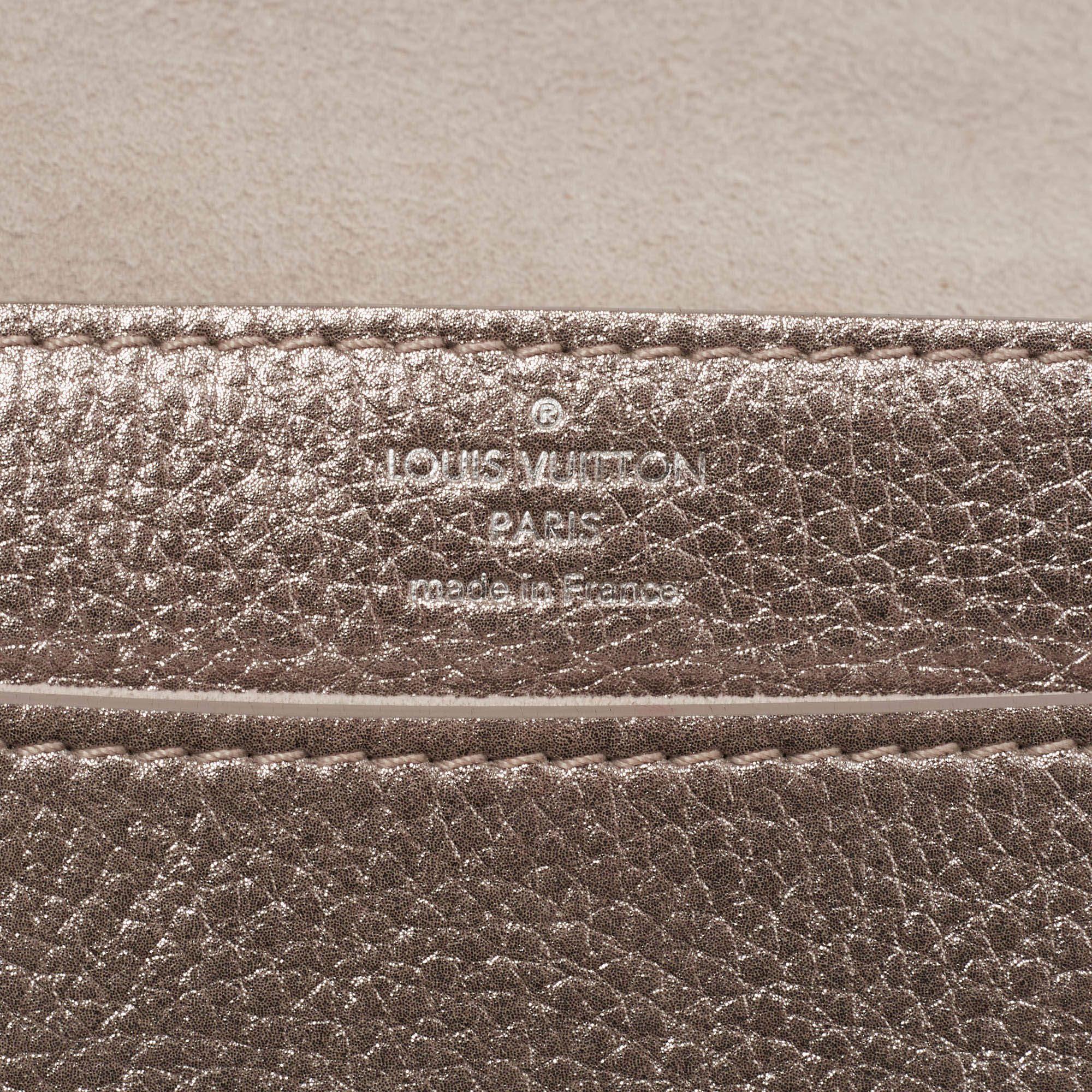  Louis Vuitton pochette Louise en cuir rose métallisé irisé avec chaîne Pour femmes 