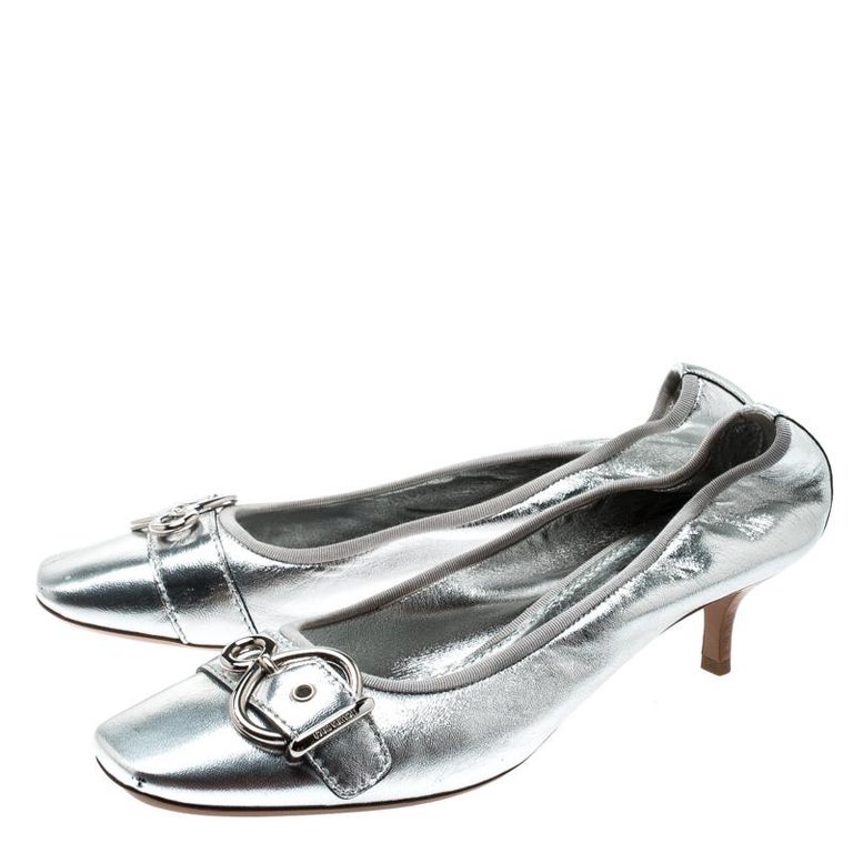 Louis Vuitton Metallic Silver Leather Buckle Detail Pumps Size 40.5 For Sale at 1stdibs
