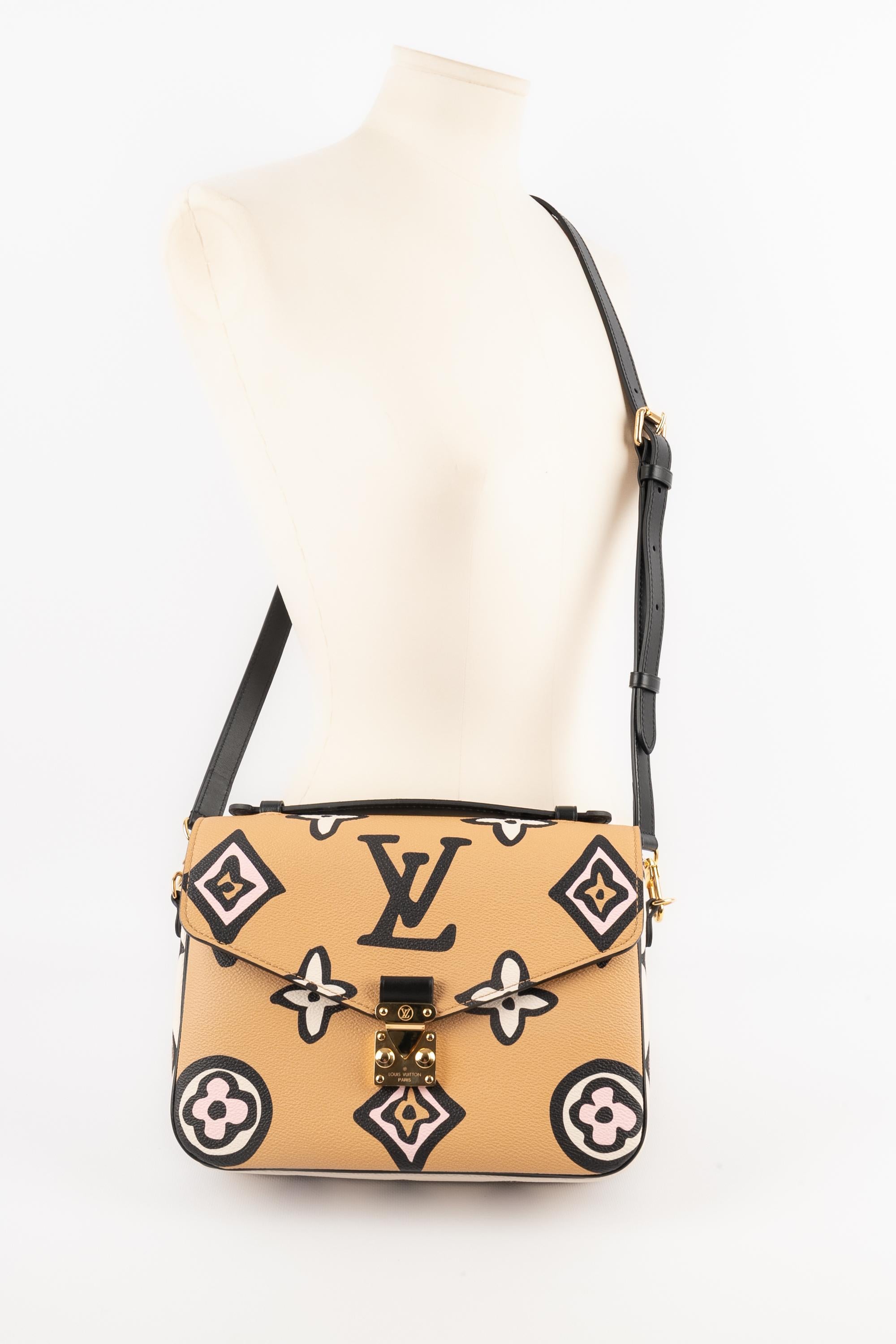 LOUIS VUITTON - (Made in Italy) Wild at heart monogram fabric handbag with black leather, golden metal elements and suede inside. RFID chip and certificate.

Condition:
Very good condition

Dimensions:
Length: 25 cm - Height: 19 cm - Depth: 7 cm : -