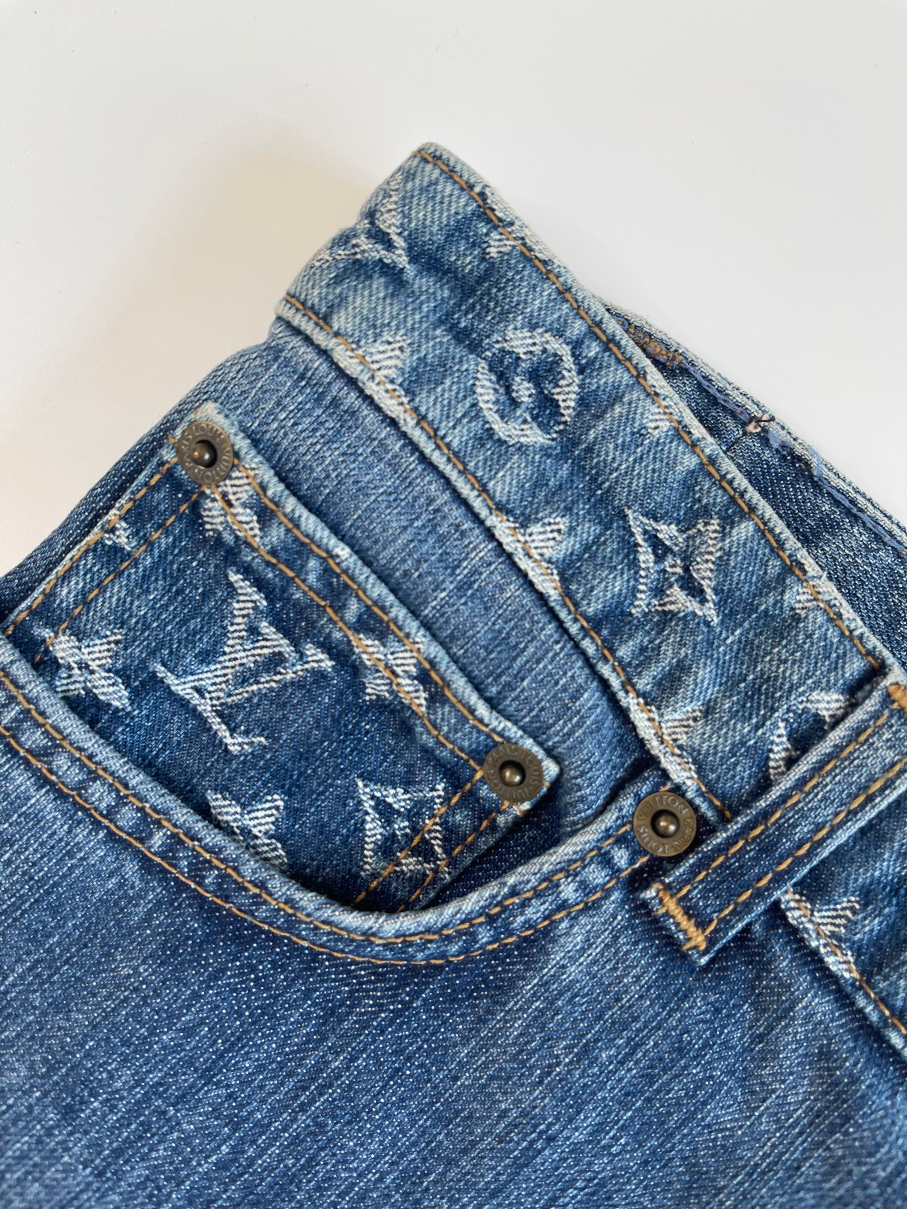 Louis Vuitton Mid-Rise Straight Leg Jeans (US 6 / FR 38) In Good Condition For Sale In Montreal, Quebec