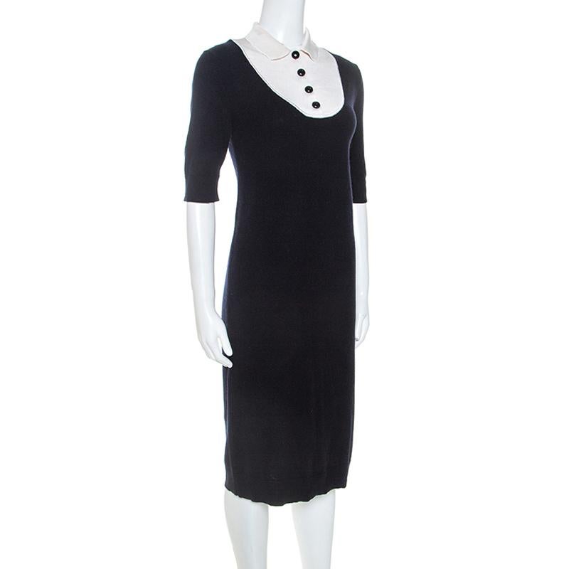 This Louis Vuitton dress is an ultimate symbol of class and sophistication. Crafted from a cashmere blend, it comes in a lovely shade of midnight blue. It features elbow-length sleeves, contrast collar with button detailing and has a good fit. The