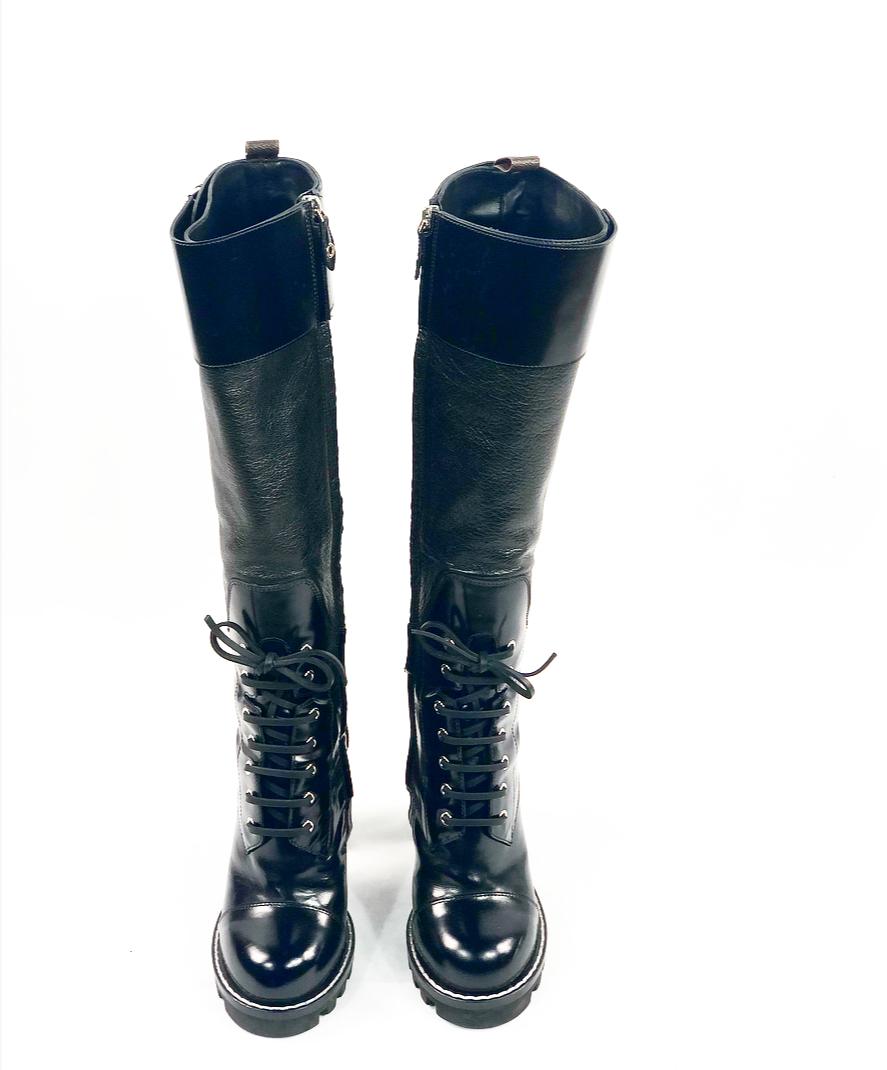 LOUIS VUITTON Military Black Leather Knee- High Heel Boots Size 38

Product details:
The boots come with the original box and two dust bags
Black Leather 
Front lace, double side buckle detail
Zipper closure
4.5