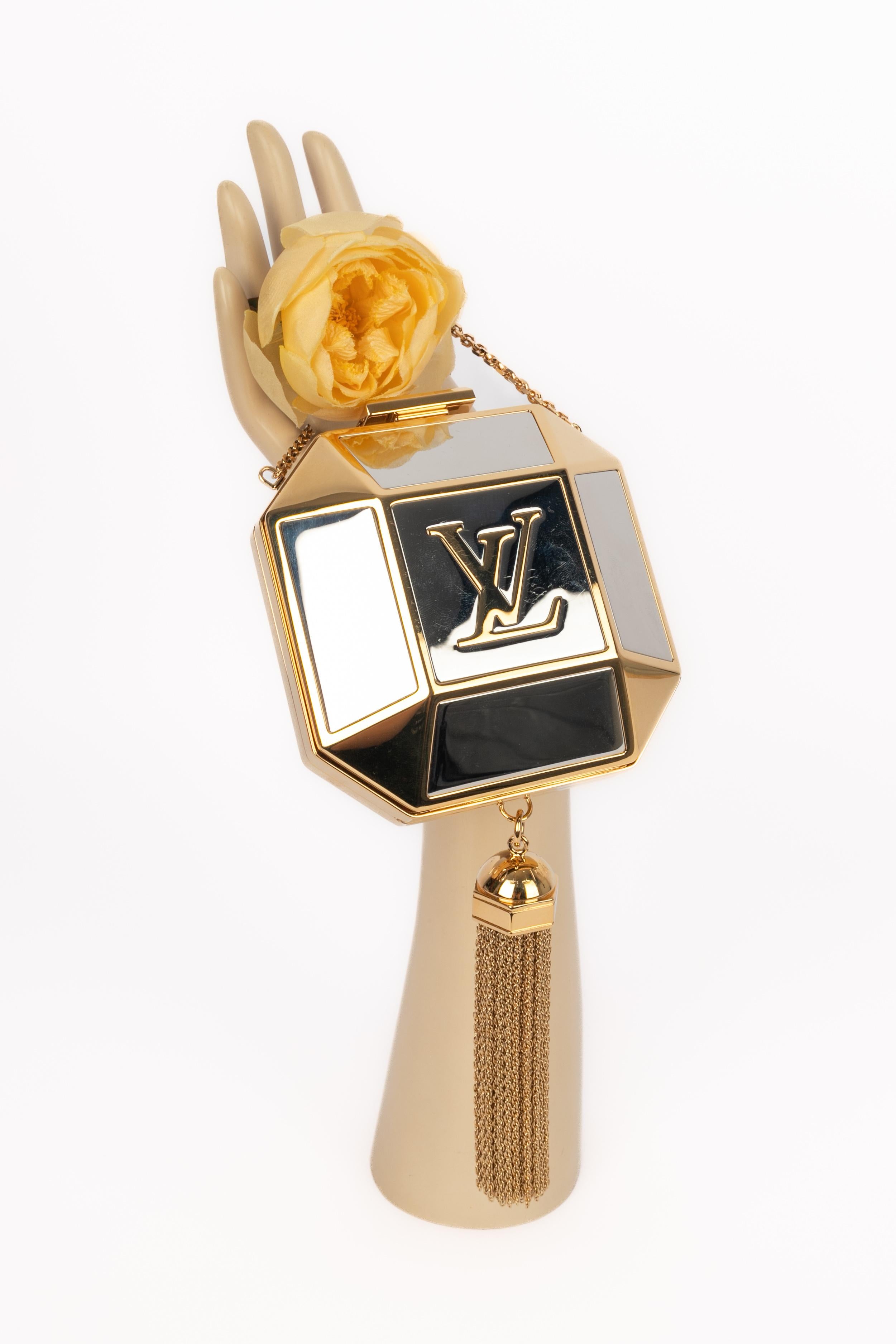 LOUIS VUITTON - (Made in Italy) Golden metal jewelry minaudiere bag with leather inside. A collector piece circa 2012.

Condition:
Very good condition

Dimensions:
Height: 12 cm - Width: 11 cm - Depth: 6 cm

SKU:S311
