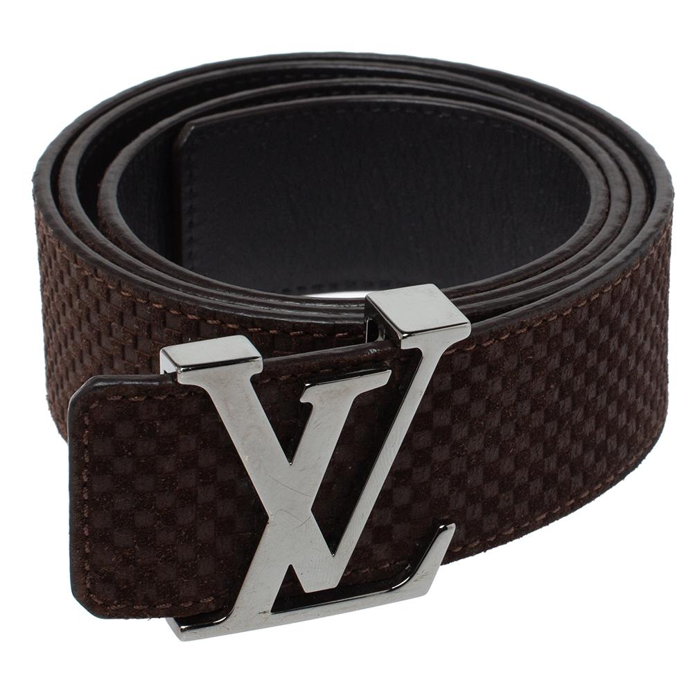 This classy belt from the house of Louis Vuitton will lend you a stylish look when you pair it with your formals. Crafted from Damier Ebene suede, the creation features the LV initials as the buckle closure. To add a luxurious and urban feel to your
