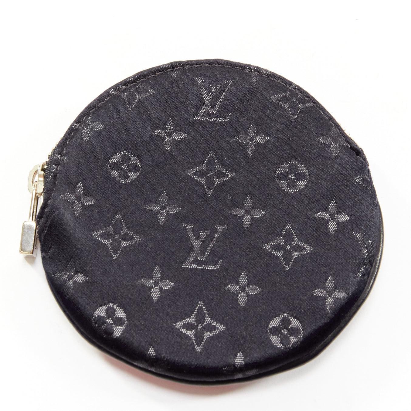 LOUIS VUITTON Mini Monogram Conte de Fees Apple borsa nera con monogram e monete a cerchio
Riferimento: AAWC/A00995
Marchio: Louis Vuitton
Materiale: Tessuto, pelle
Colore: Nero, Rosso
Modello: Monogramma
Chiusura: zip
Fodera: Pelle nera
Dettagli