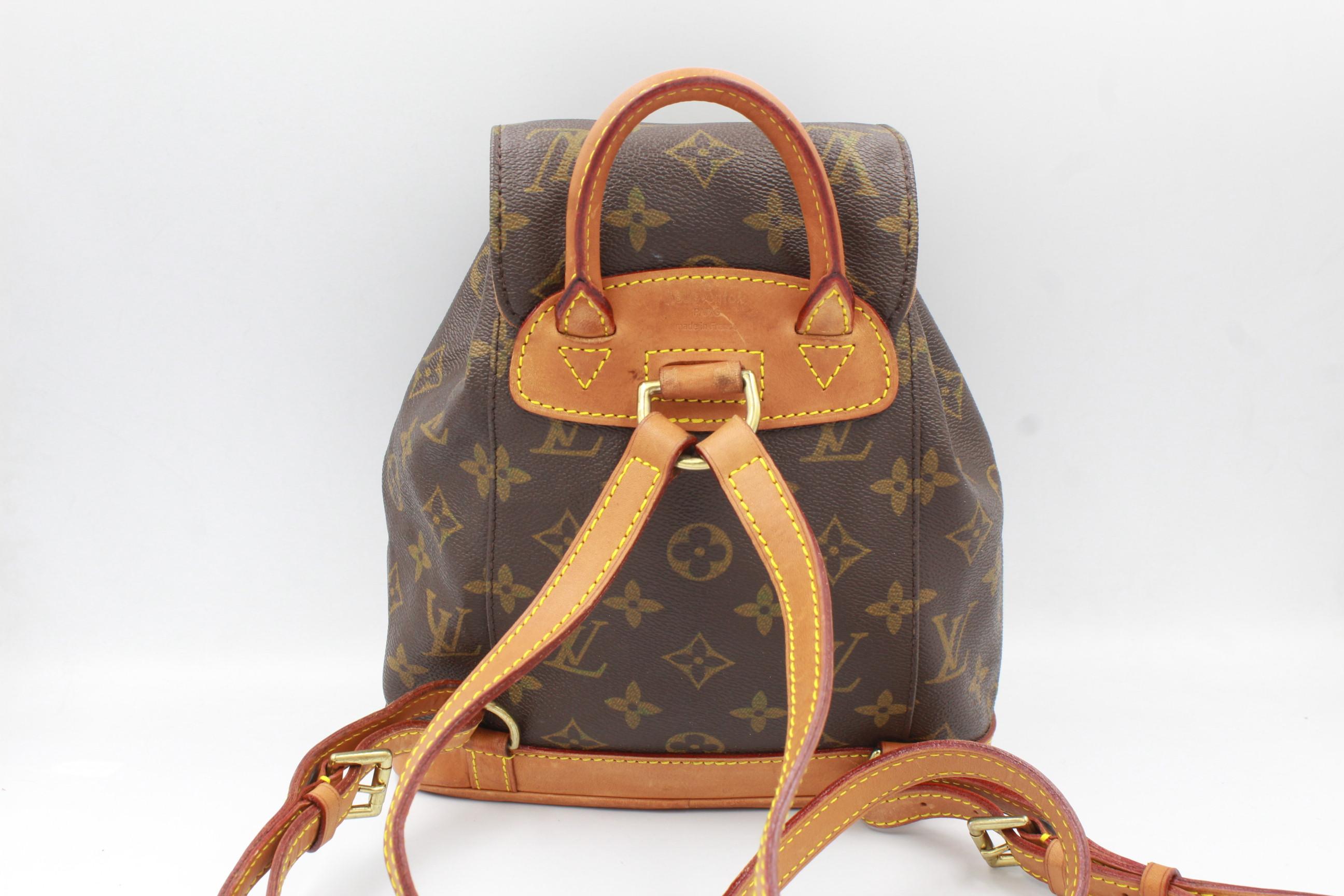 Louis Vuitton mini Montsouris backpack in monogram canvas.
1997.
Good condition, with some light signs of wear ( on the leather ).
23cm x 20cm x 9cm