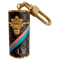 Mini-Parfüm-Box-Tasche von Louis Vuitton mit Charme und Schlüsselanhänger