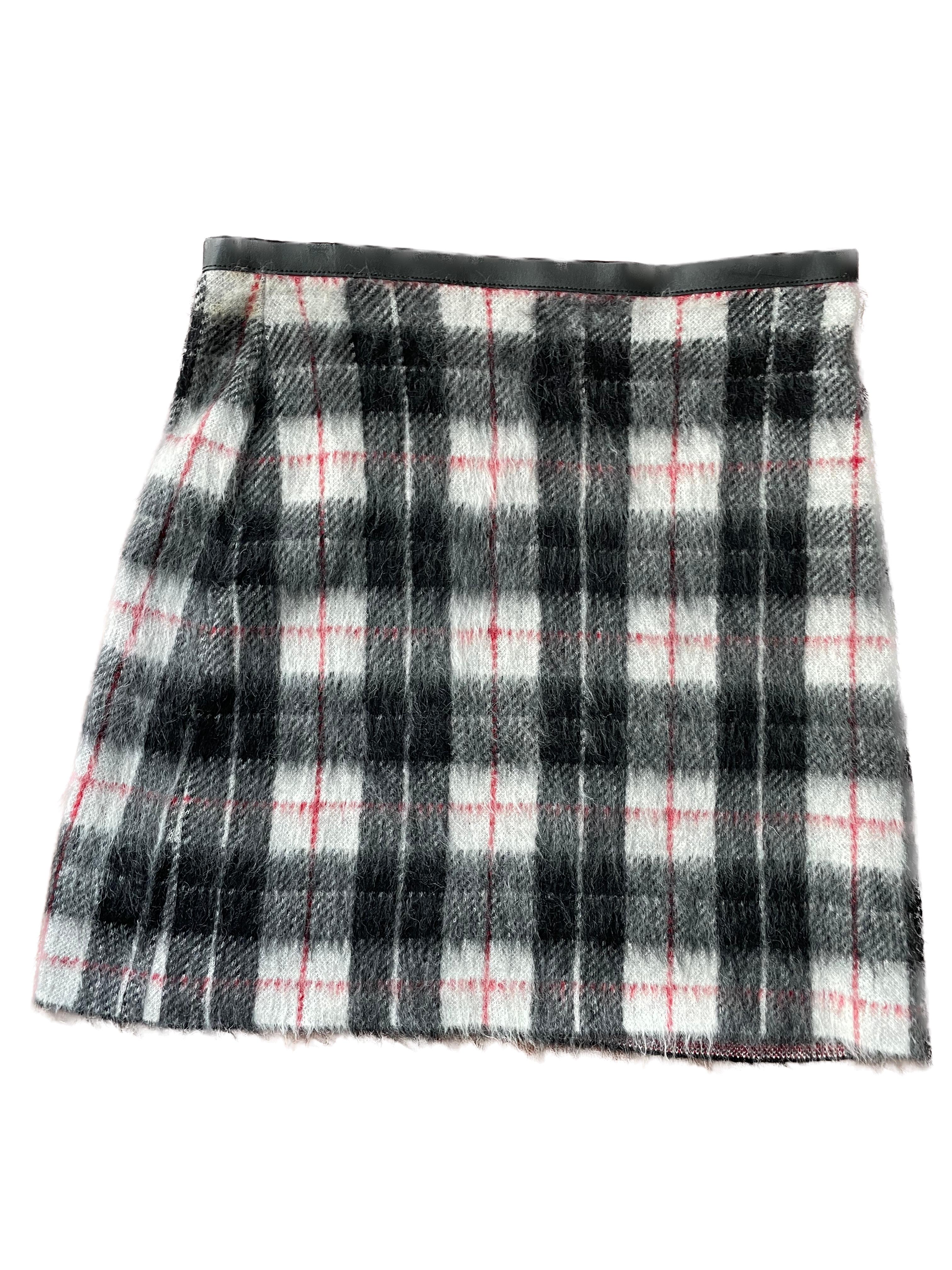 The Louis Vuitton 2016 Runway Mini Plaid Skirt is a stunning fusion of contemporary design and luxury craftsmanship, embodying the quintessential elegance that is synonymous with the iconic fashion house. Crafted with meticulous attention to detail,