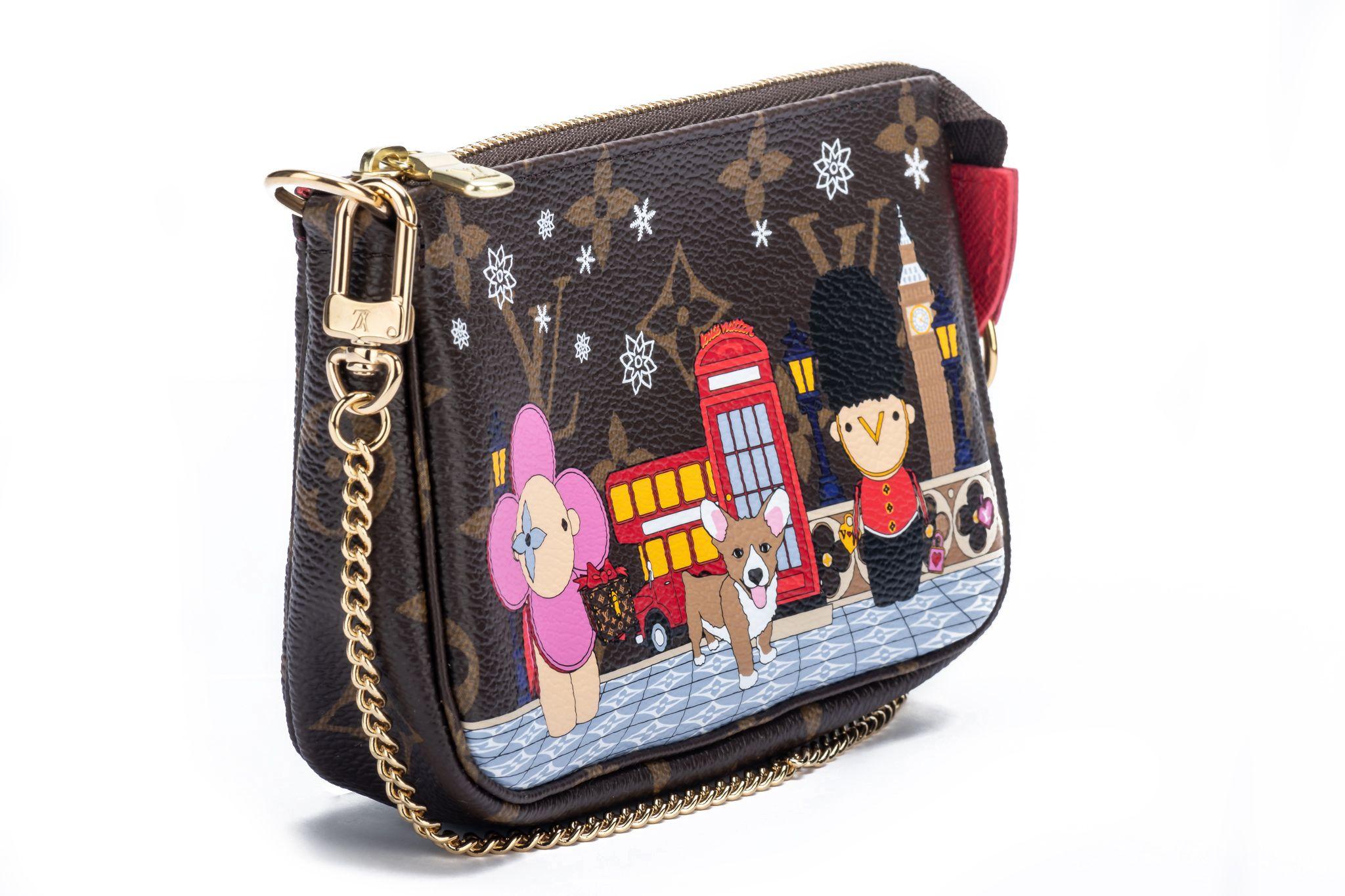 La Mini Pochette Accessoires multifonctionnelle de Louis Vuitton prend une allure ludique en toile Monogram décorée d'un imprimé de la mascotte de Louis Vuitton : Vivienne. Posant à Londres avec un corgi, un garde gallois et le toujours très célèbre