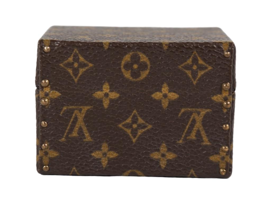 This Limited Edition, very rare Mini Ring Trunk case by Louis Vuitton is just a timeless, classic piece. So very difficult to source. The case has a lid that opens with a brass clasp to an ivory alcantara microfibre interior. This is an excellent