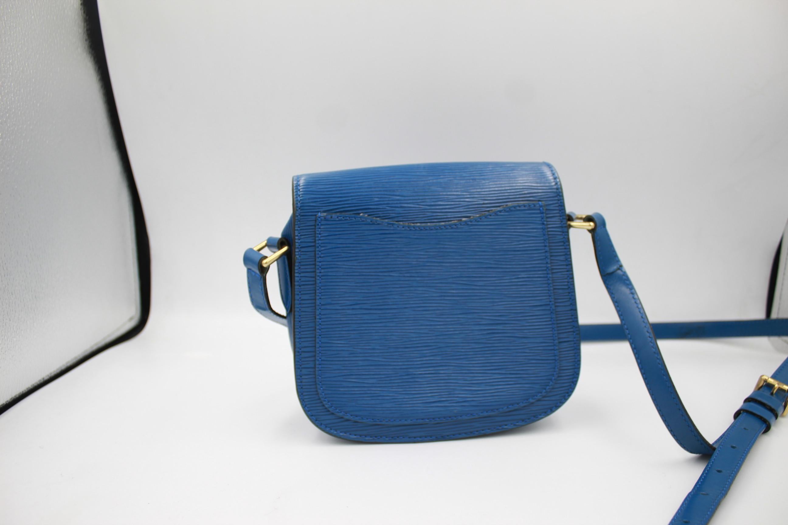 Louis Vuitton mini Saint Cloud handbag in blue epi leather
good conditions, with some sign of wear ( few cracks on the strap and on the borders )
Can be wear close body
17cm x 16cm x 5cm
