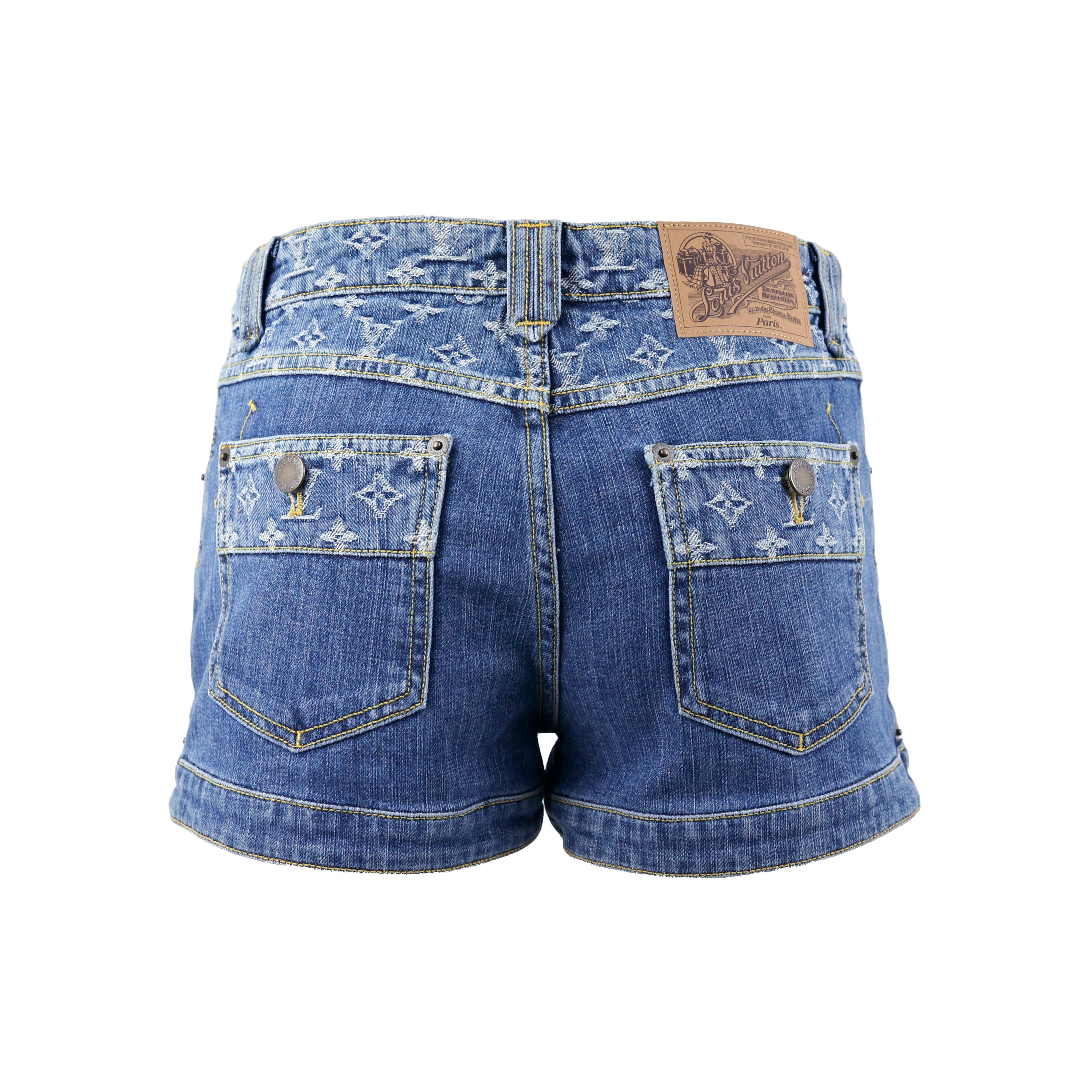 Louis Vuitton shorts in denim color blue, size 38 IT.


Condition:
Really good.
