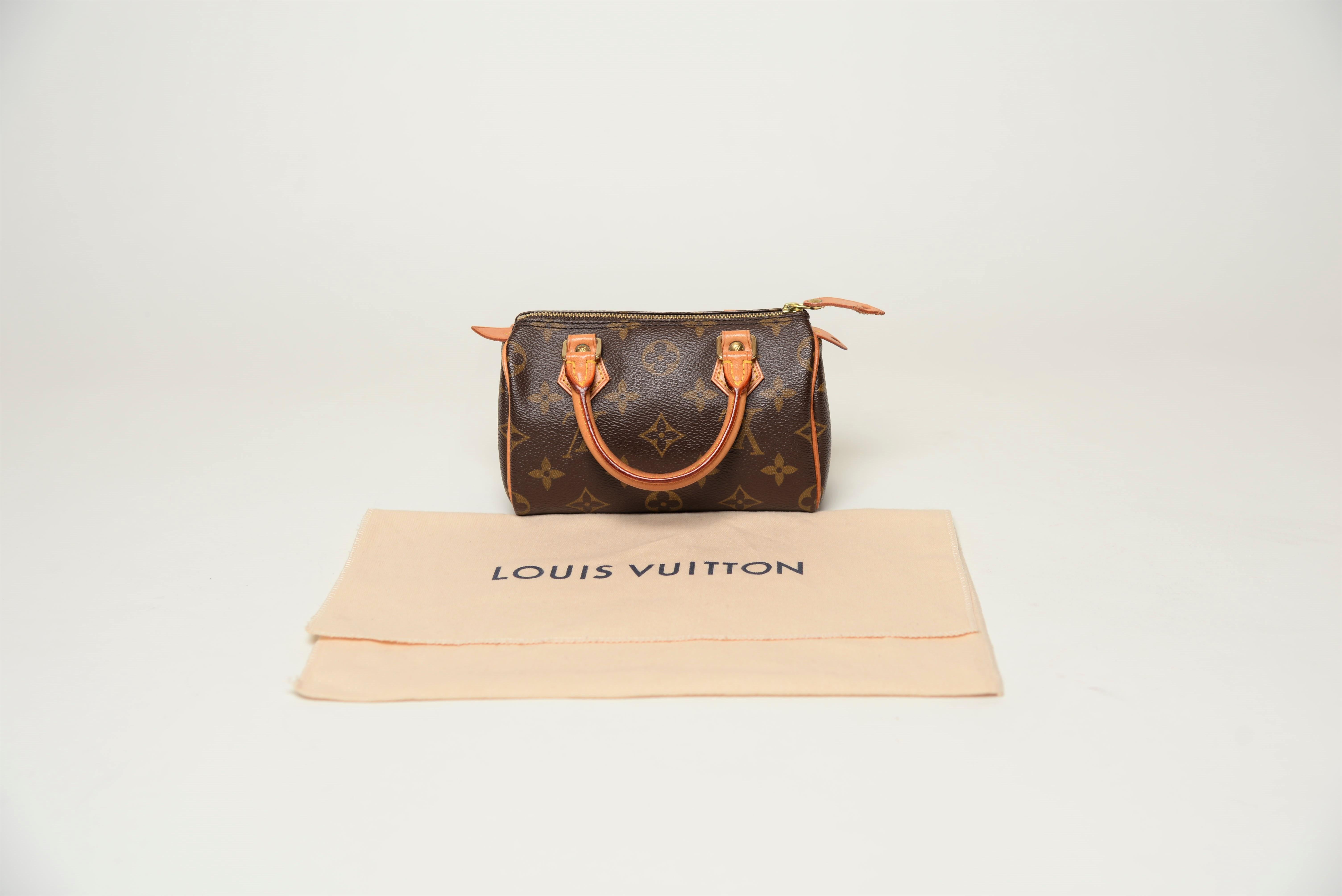 From the collection of SAVINETI we offer this Louis Vuitton Mini Speedy:
-	Brand: Louis Vuitton
-	Model: Mini Speedy
-	Year: 2004
-	Code: TH0094
-	Condition: Good (only a small cut at the zipper tag - see images)
-	Materials: Leather,