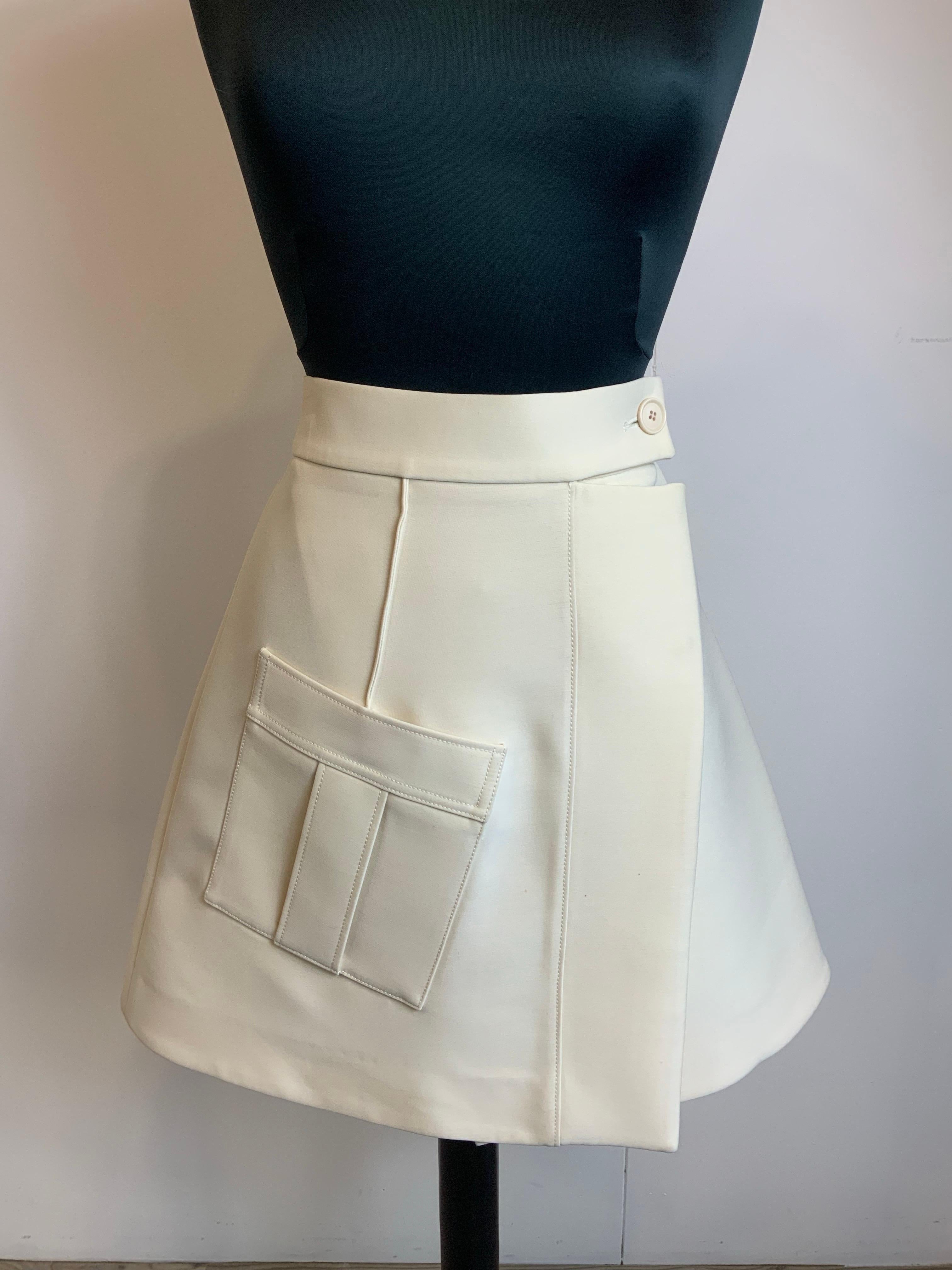 Louis Vuitton wallet skirt.
In wool and silk, lined. Cream colour.
French size 38 which corresponds to an Italian 42.
Waist 36 cm
Length 50 cm
Excellent general condition, shows signs of normal use.
Has a small mark on the back as shown in the pics.