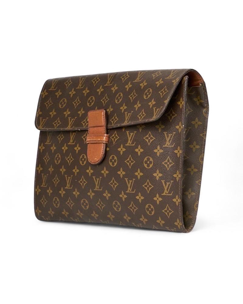 Portadocumenti firmato Louis Vuitton, modello Minister nella misura GM, realizzato in tela nella classica fantasia monogram con inserti in pelle marrone e hardware dorato. Ausgestattet mit einer Schließe zum Einstecken, intern in Pelle marrone mit