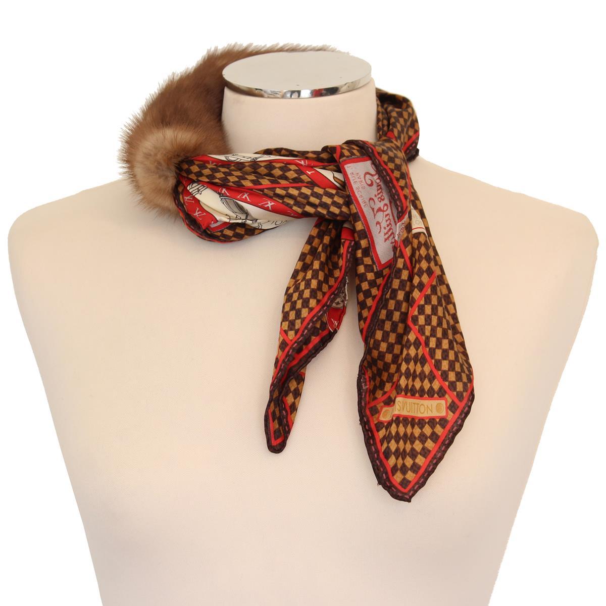 Beautiful and ironic scarf/bracelet bt Vuitton
Silk
Real mink fur
Fancy print
Can be used both as scarf or bracelet
Scarf cm 55 x 52 (21.65 x 20.4 inches)
Worldwide express shipping included in the price !