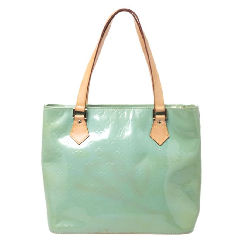 All of the handbags by Louis Vuitton are sought after by women around the world as they are all designed in a distinct style. This Houston is a creation you should be proud to own. It has been crafted from Monogram Vernis and styled with a zipper