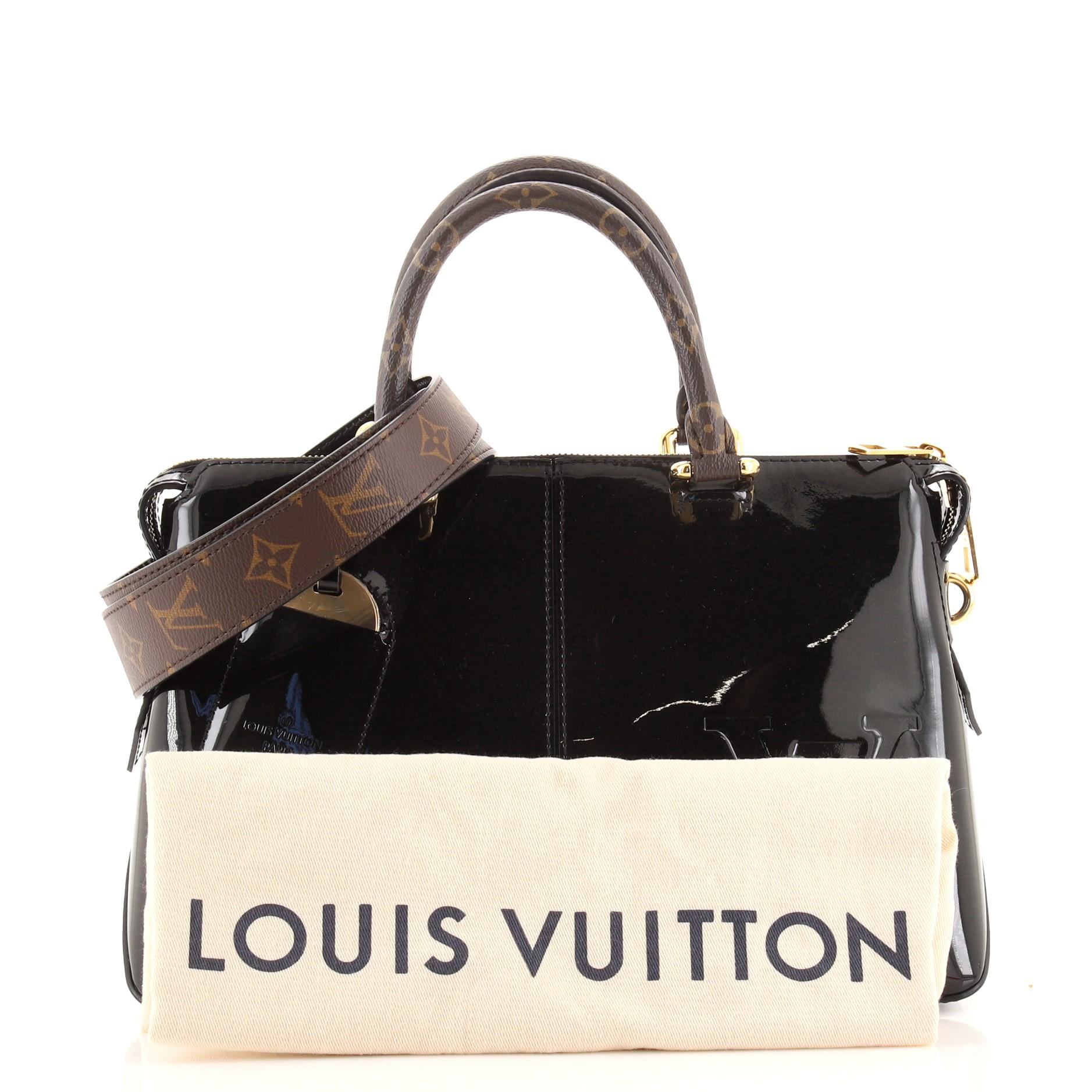 Zustand: Sehr gut. Slight creasing, scuffs and marks on exterior and strap, light peeling on strap base wax edges. Minor wear in interior, scratches and tarnish on hardware.
Accessories: Luggage Tag, Dust Bag, With Strap
Measurements: Handle Drop