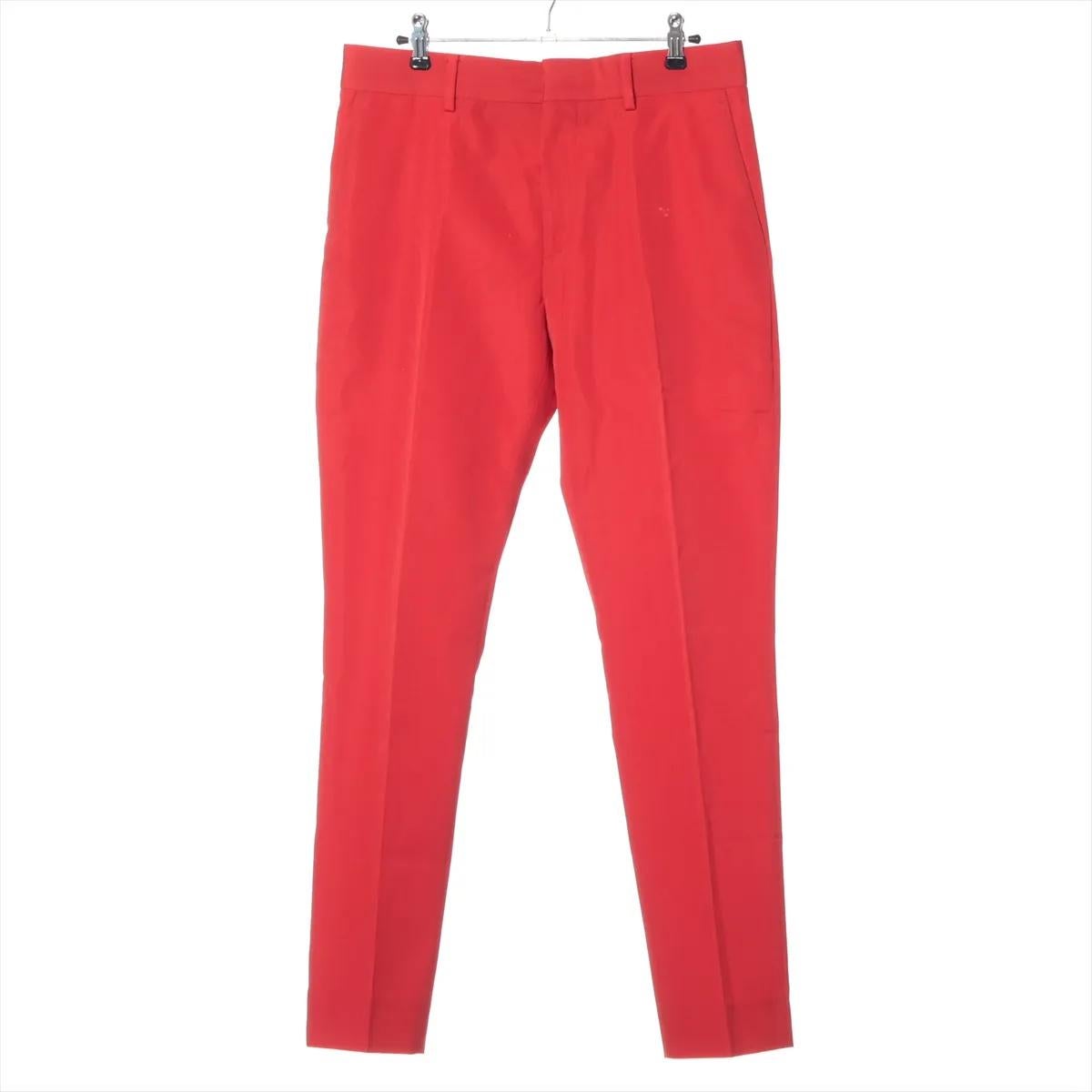 Los pantalones de mohair Louis Vuitton en rojo son una versión atrevida y lujosa de los pantalones clásicos. Confeccionadas por expertos con una mezcla de mohair de primera calidad, ofrecen una textura suave y una estructura refinada que desprende