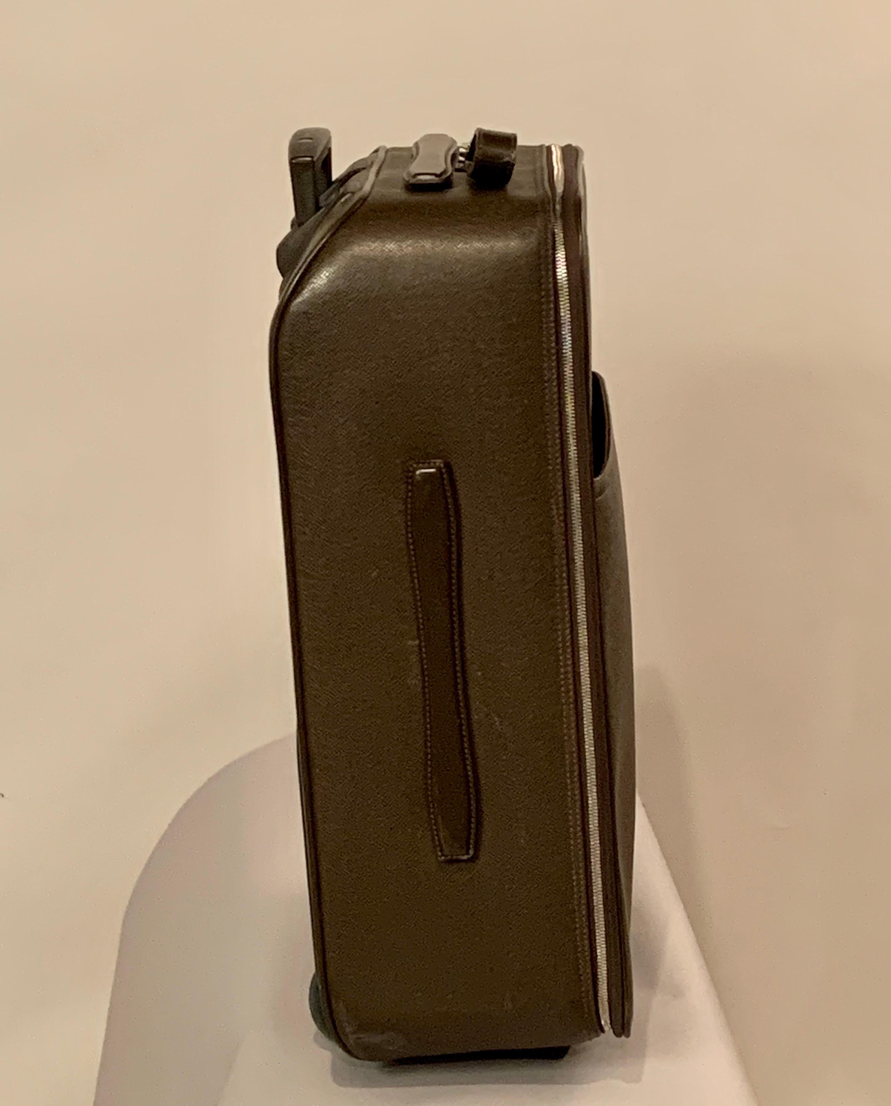Louis Vuitton Moka Taiga Pegase 55 Roller Bag Suitcase In Good Condition In New Hope, PA