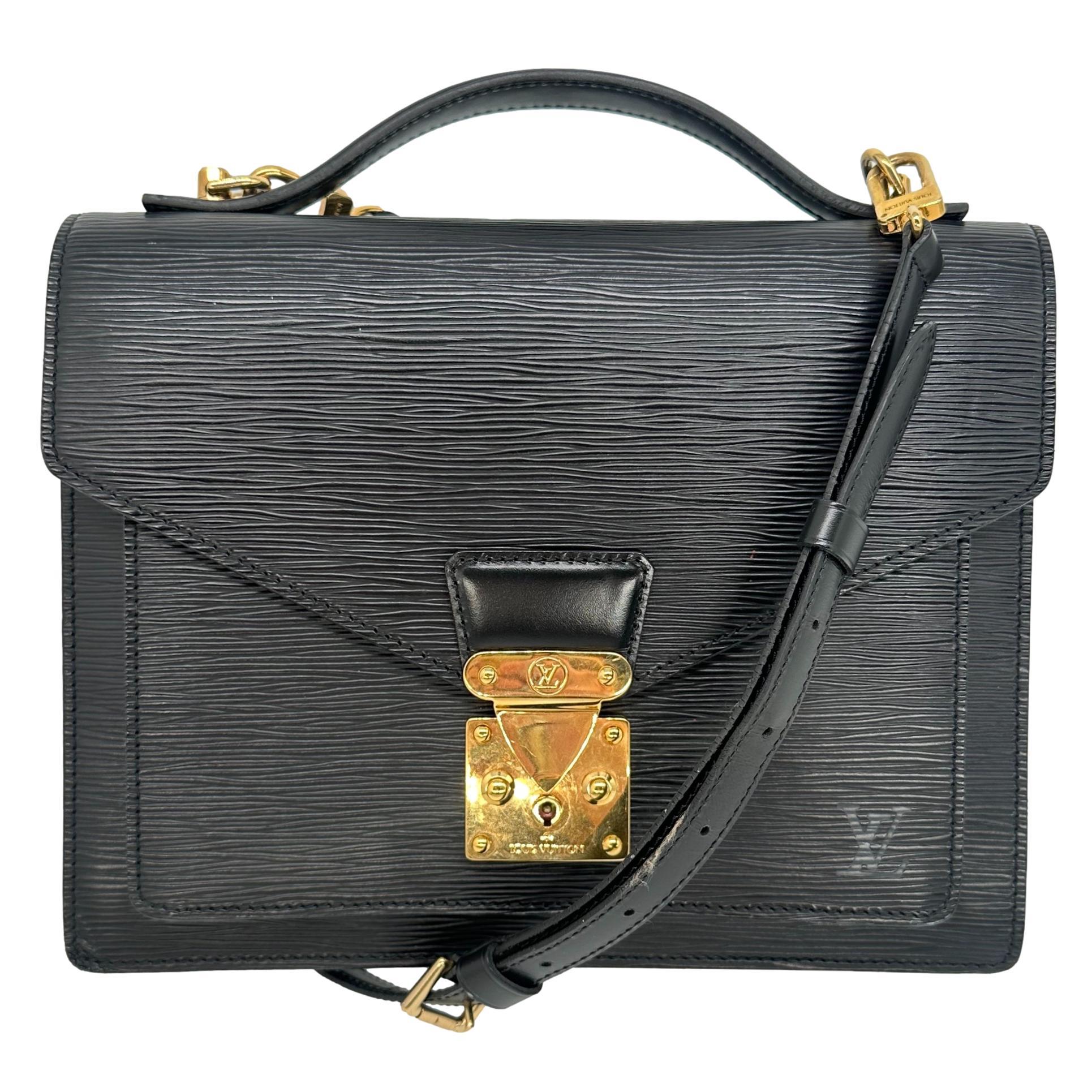 Louis Vuitton Monceau 28 Black Epi Leather Shoulder Crossbody Bag, Frankreich 1992. Dieses kultige Monceau wurde erstmals Anfang der 1990er Jahre in dem strapazierfähigen Leder Epi-Leder eingeführt und als Alternative zu einer Aktentasche