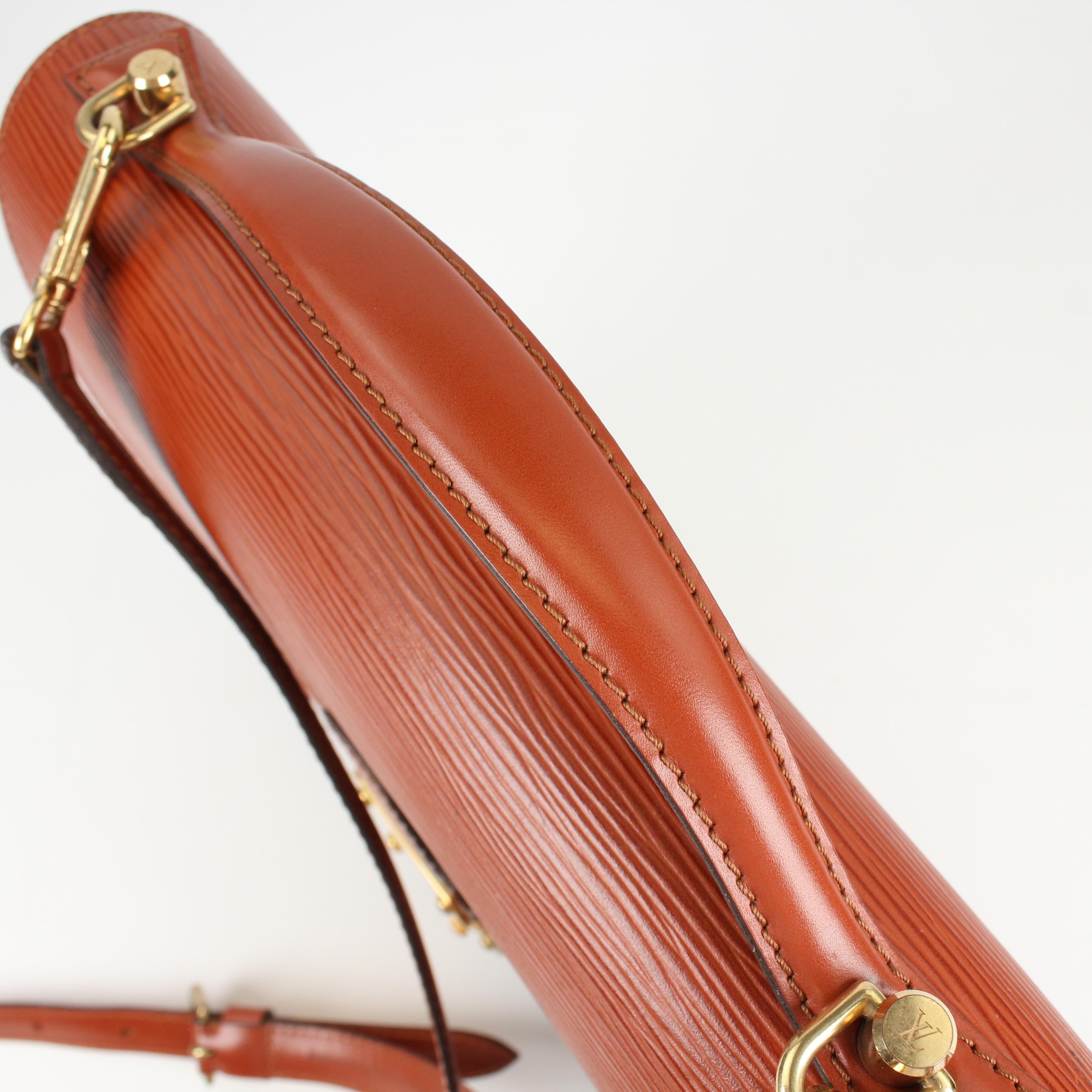 Louis Vuitton Monceau Crossbody Bag in Leather In Good Condition For Sale In Rīga, LV