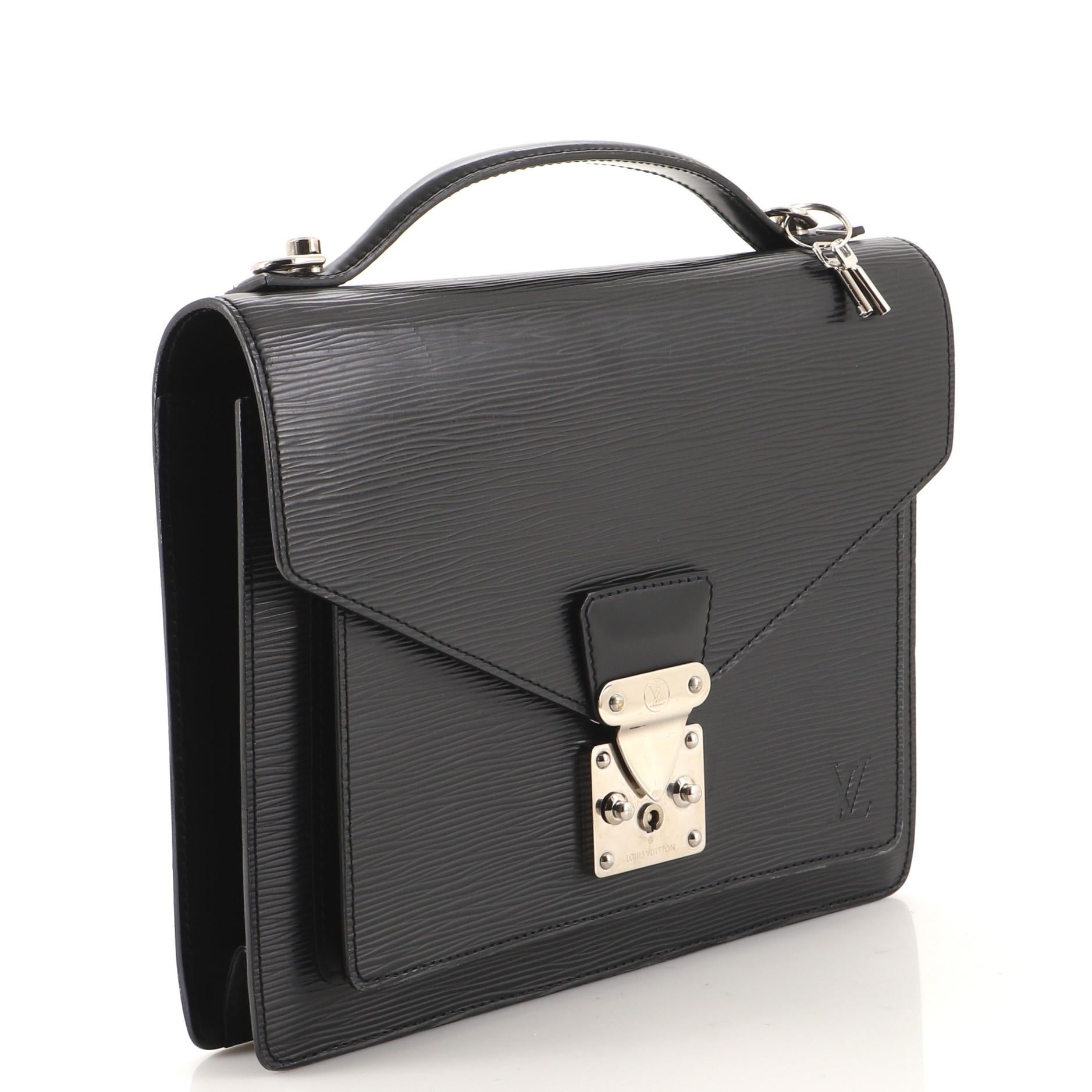 Condition: Outlet. Tear on flap opening corner. Wear and scuffs on exterior, handle, strap, underneath flap and in interior. Small marks underneath flap, scratches and tarnish on hardware.
Accessories: Keys, With Strap
Measurements: Handle Drop