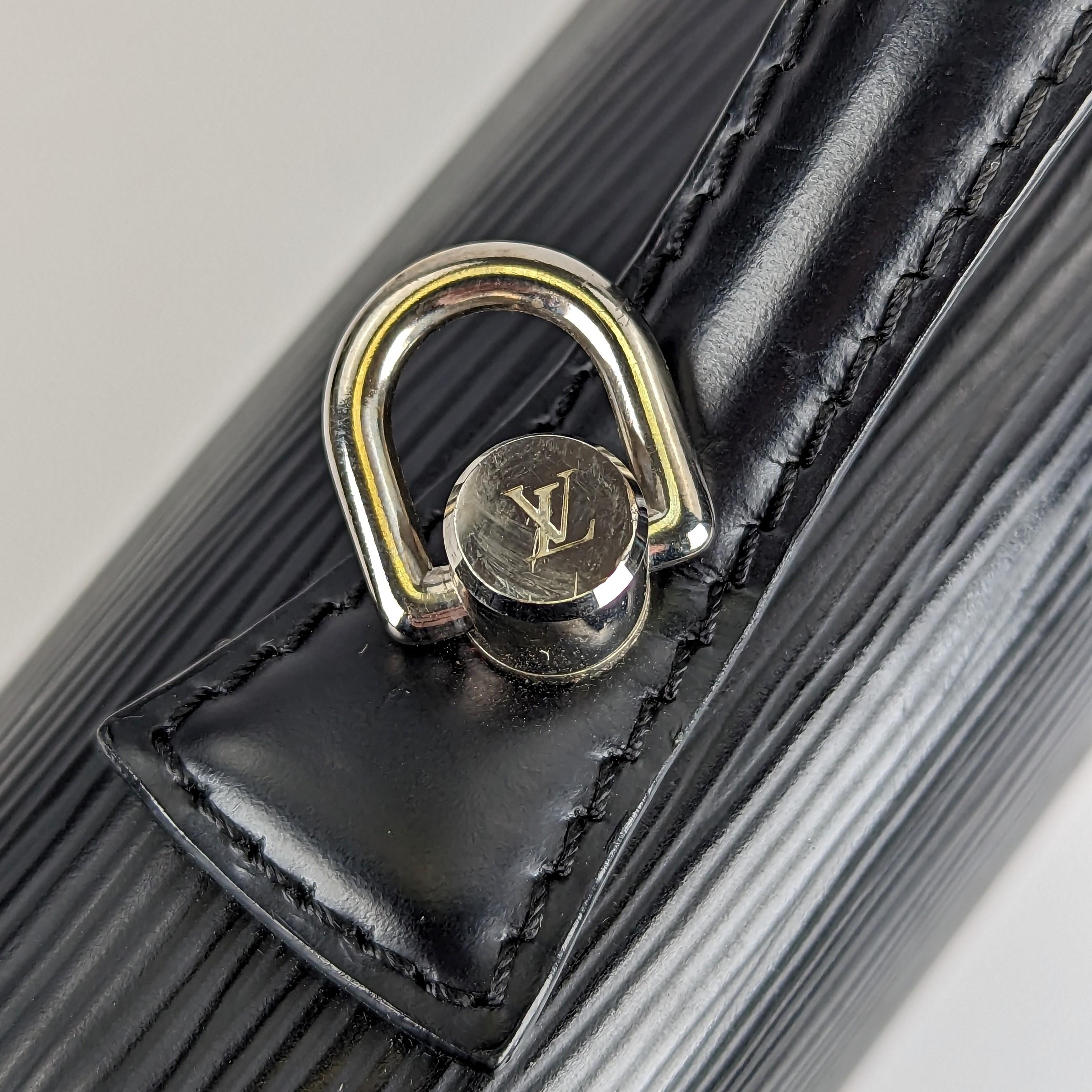 Louis Vuitton Monceau Handbag in Leather For Sale 9