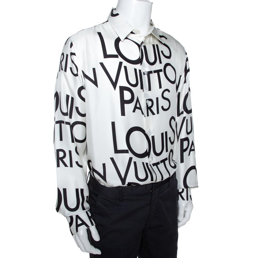Fühlen Sie sich selbstbewusst und stilvoll:: wenn Sie dieses umwerfende Hemd von Louis Vuitton tragen. Es ist aus luxuriöser Seide gefertigt und kommt in einem schönen monochromen Design mit durchgehendem Logodruck daher. Das Hemd hat eine normale