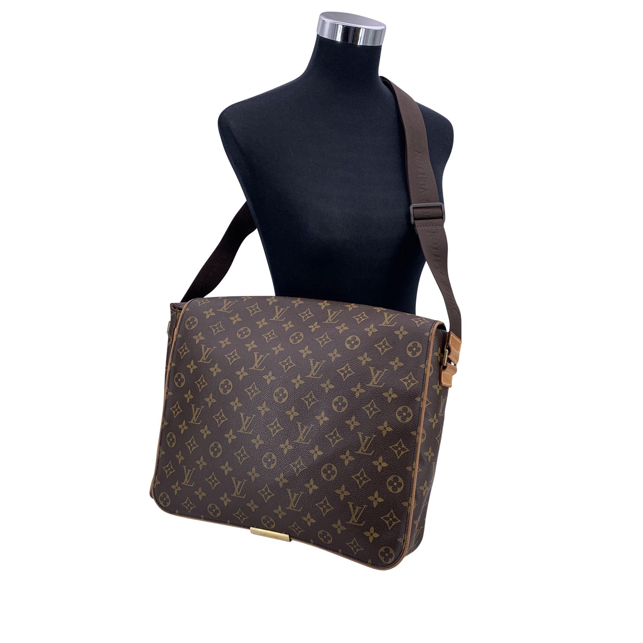 Questo bellissimo articolo sarà accompagnato da un certificato di autenticità fornito da Entrupy. Il certificato ti verrà fornito senza alcun costo aggiuntivo. Progettata all'insegna dell'eleganza e della praticità, la Louis Vuitton Abbesses GM è