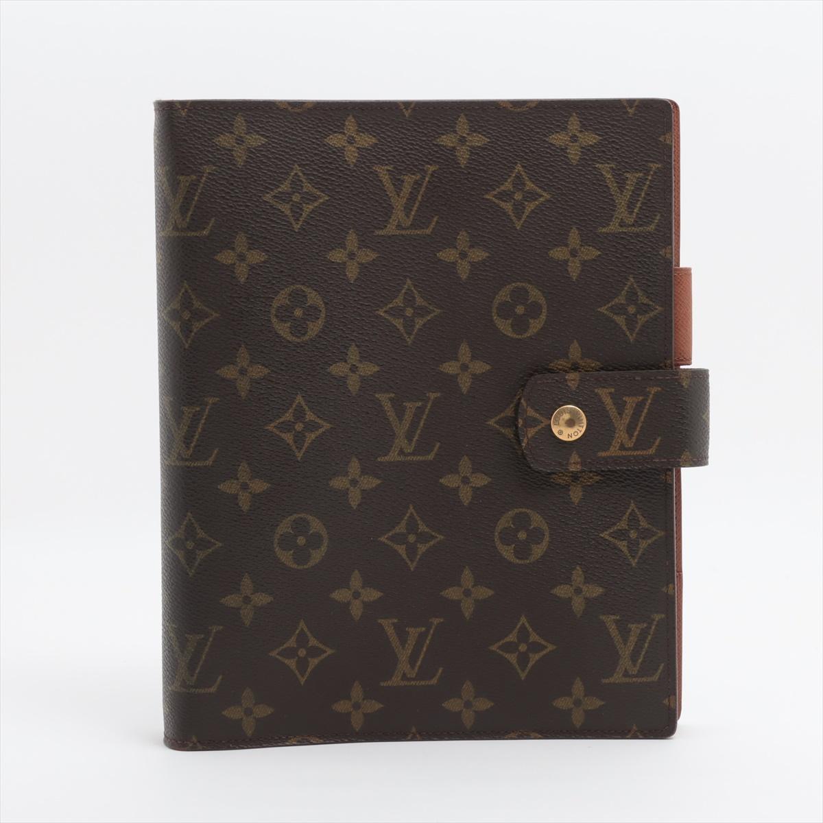 La Louis Vuitton Monogram Agenda GM Brown Notebook Cover è un accessorio elegante e funzionale che unisce lusso e praticità. Realizzata con l'iconica tela Monogram, la copertina del taccuino emana eleganza e raffinatezza. È dotato di una chiusura a