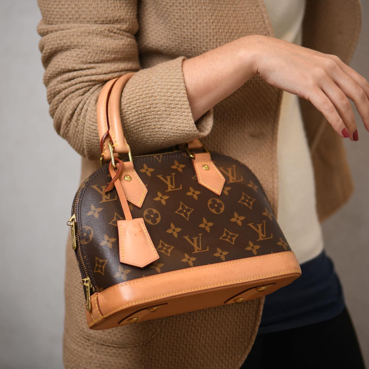 SKU	33301061
Comes With	LV Dust Bag
Date	2020
RRP	£1,430.00 Incl. Taxes / €1,550.00 Incl. Taxes / $1,820.00 Excl. Taxes
Model	Alma
Serial Number	SN2220
Metal	Calfskin
Condition	Excellent
Other Info	Approximate dimensions: 23.5cm x 12cm x