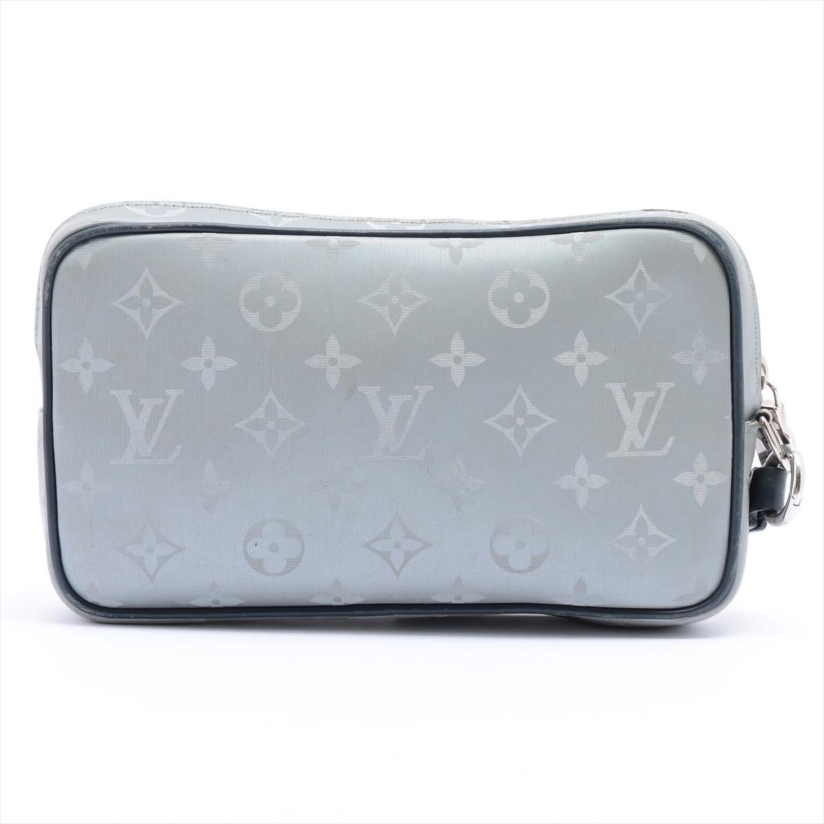 Silver monogram coated canvas Louis Vuitton Alpha messenger bag complete with a nylon strap and leather trim, single zip closure, one rear flat pocket and two flat pockets interior with silver-tone hardware.

 

56787MSC